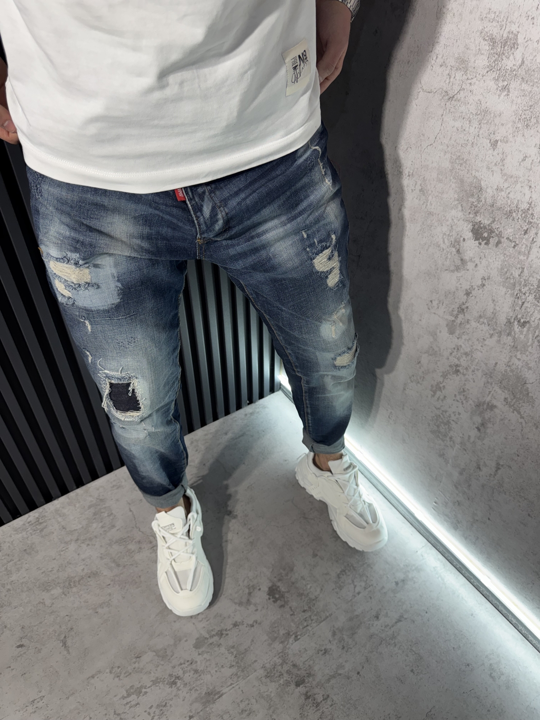 Мъжки Дънки в Синьо с Кръпки и Избелващ Ефект.