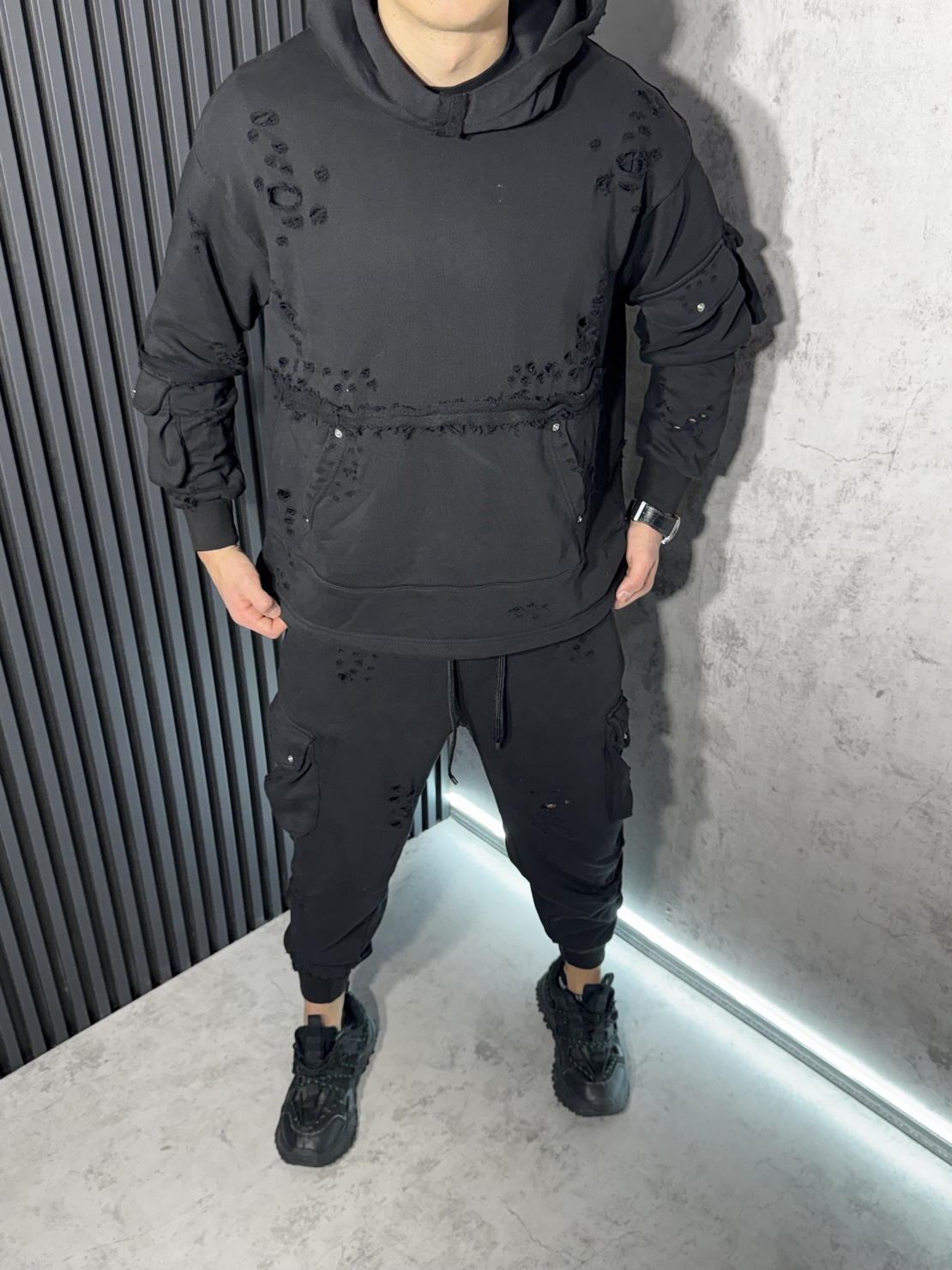 Мъжки Спортен Екип с Разкъсани Ефекти в Черно