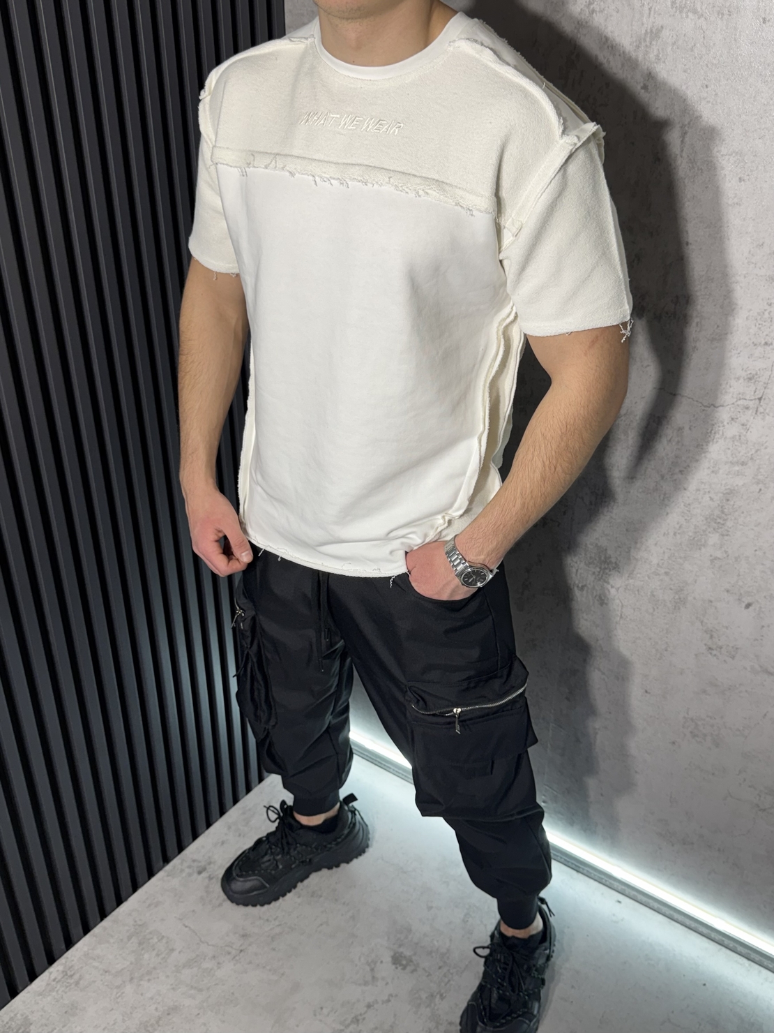 Тениска с Декоративни Шевове в Бяло