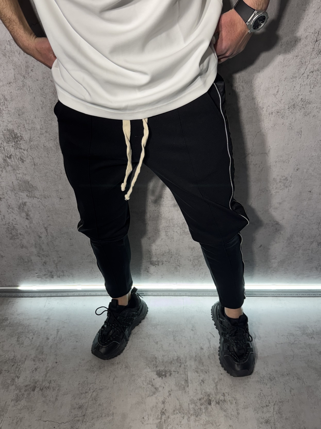 Спортно-Елегантен Панталон Slim Fit с Декоративни Ципове