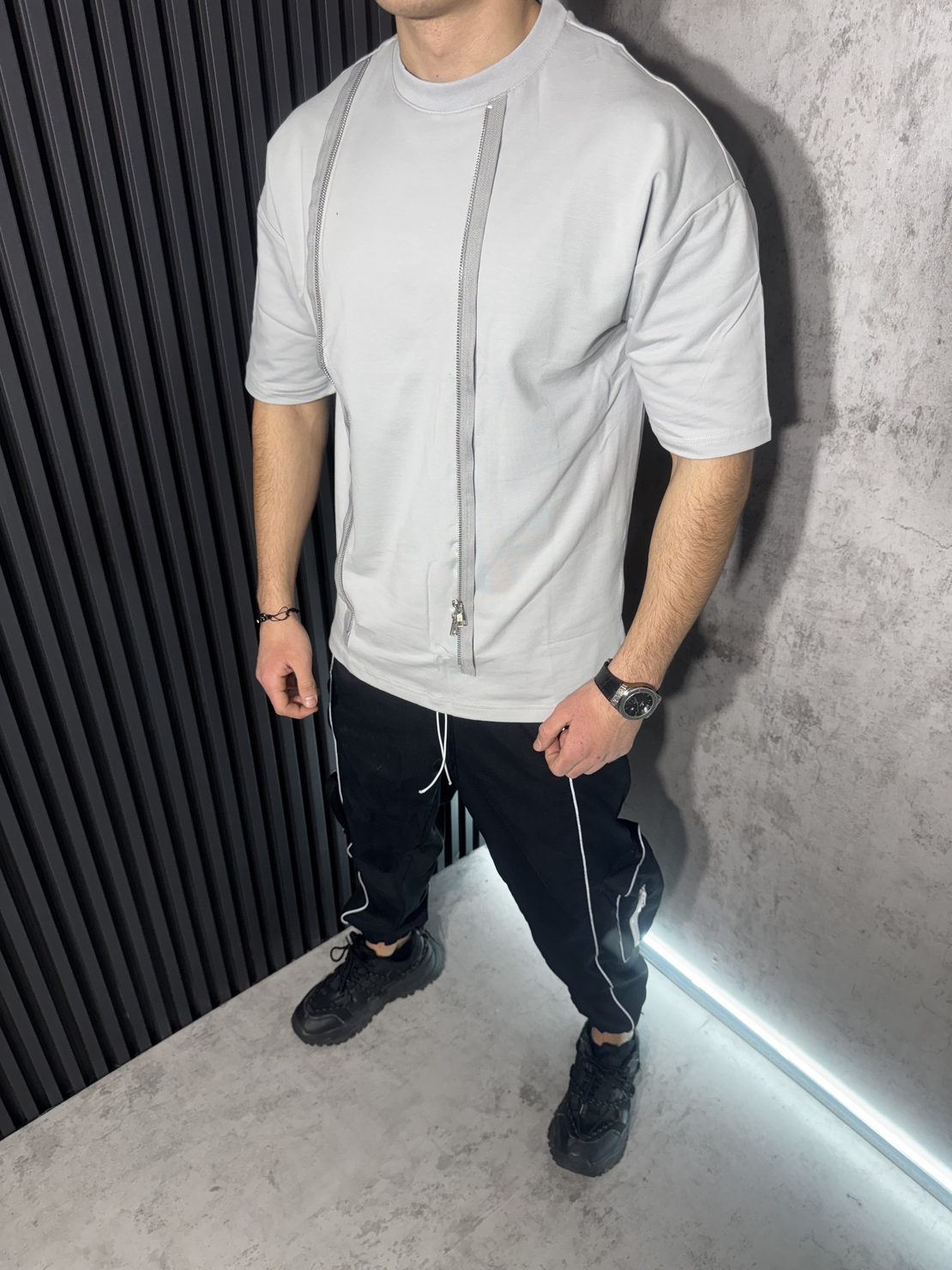 Тениска с Декоративни Ципове