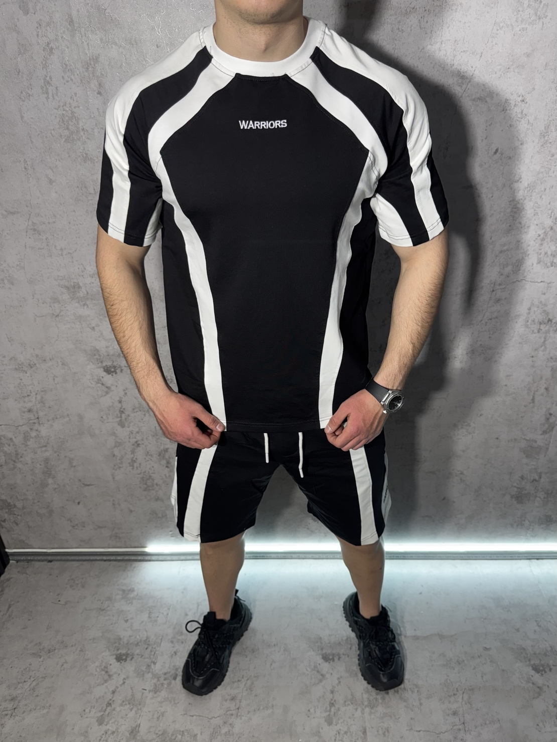 Къс Екип в Черен Цвят с Бели Акценти