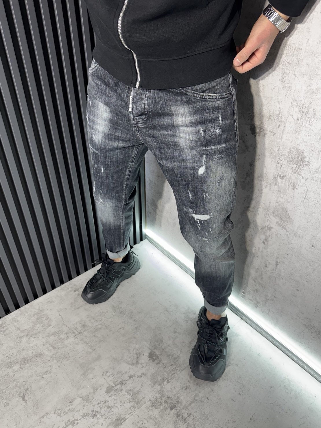 Мъжки Дънки в Графитен Цвят с Кръпки и Избелващ Ефект 536