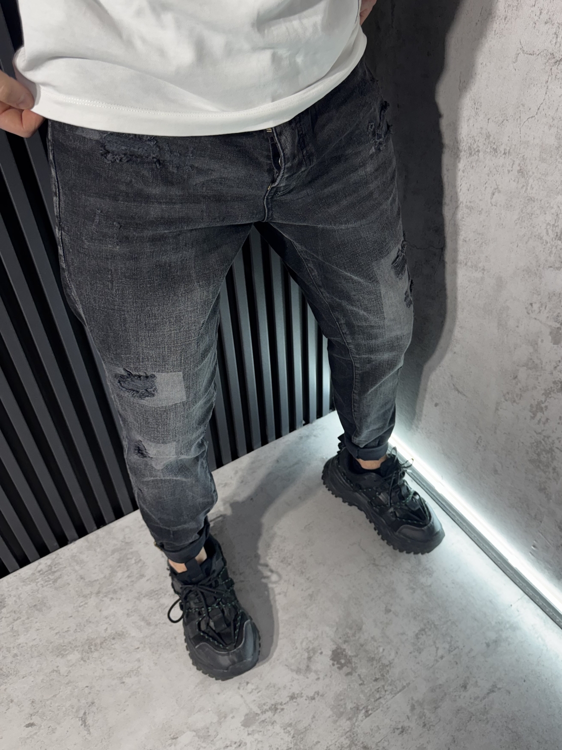 Мъжки Дънки Черни с Кръпки и Изтъркан Ефект - 284