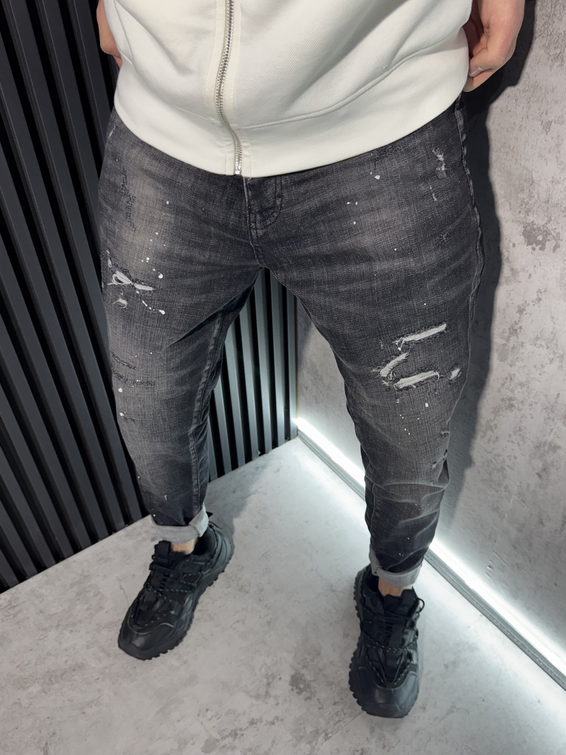 Мъжки Дънки в Черно с Бели Пръски и Кръпки