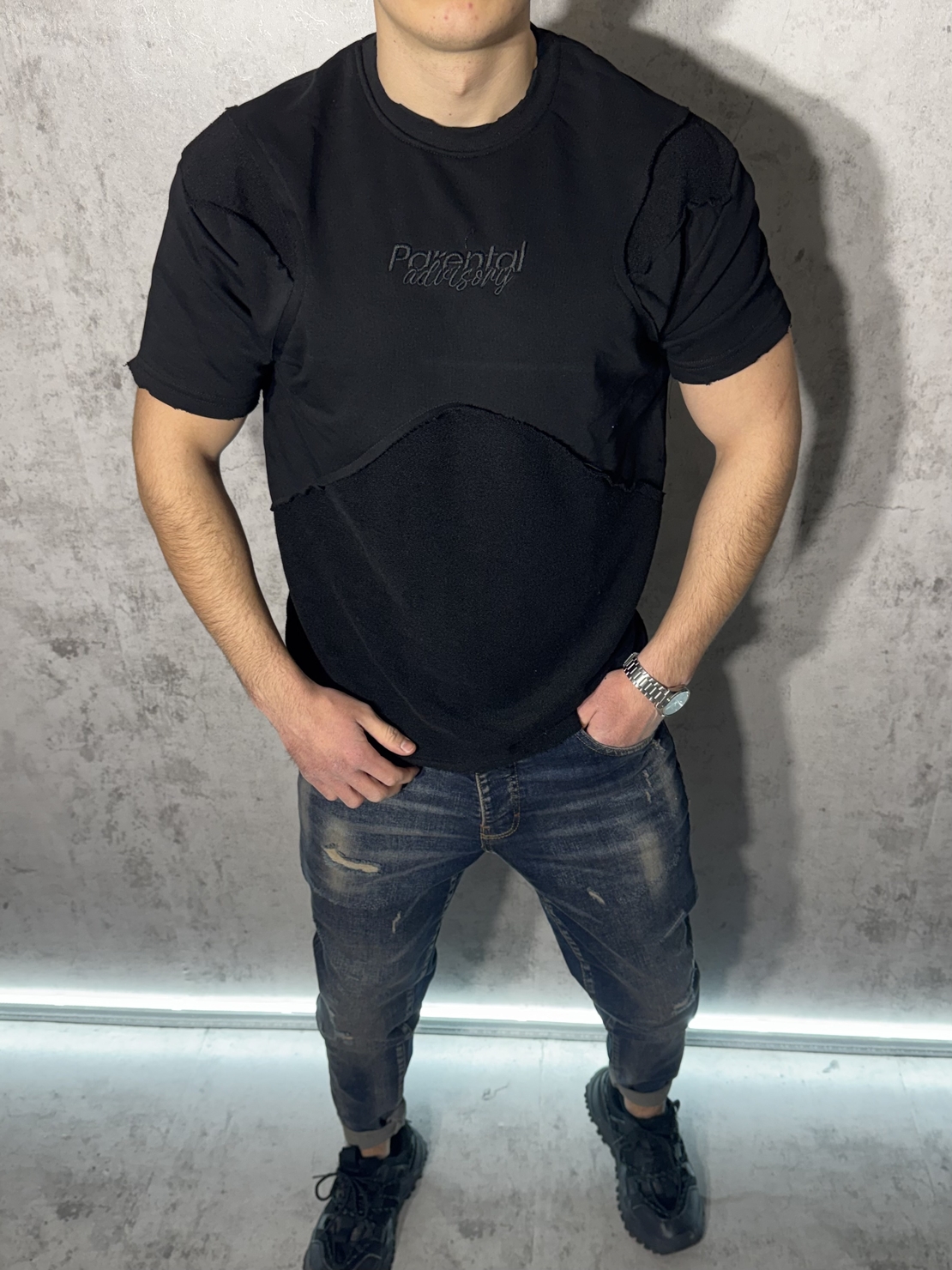 Тениска с Нестандартен Дизайн и Бродирани Надписи