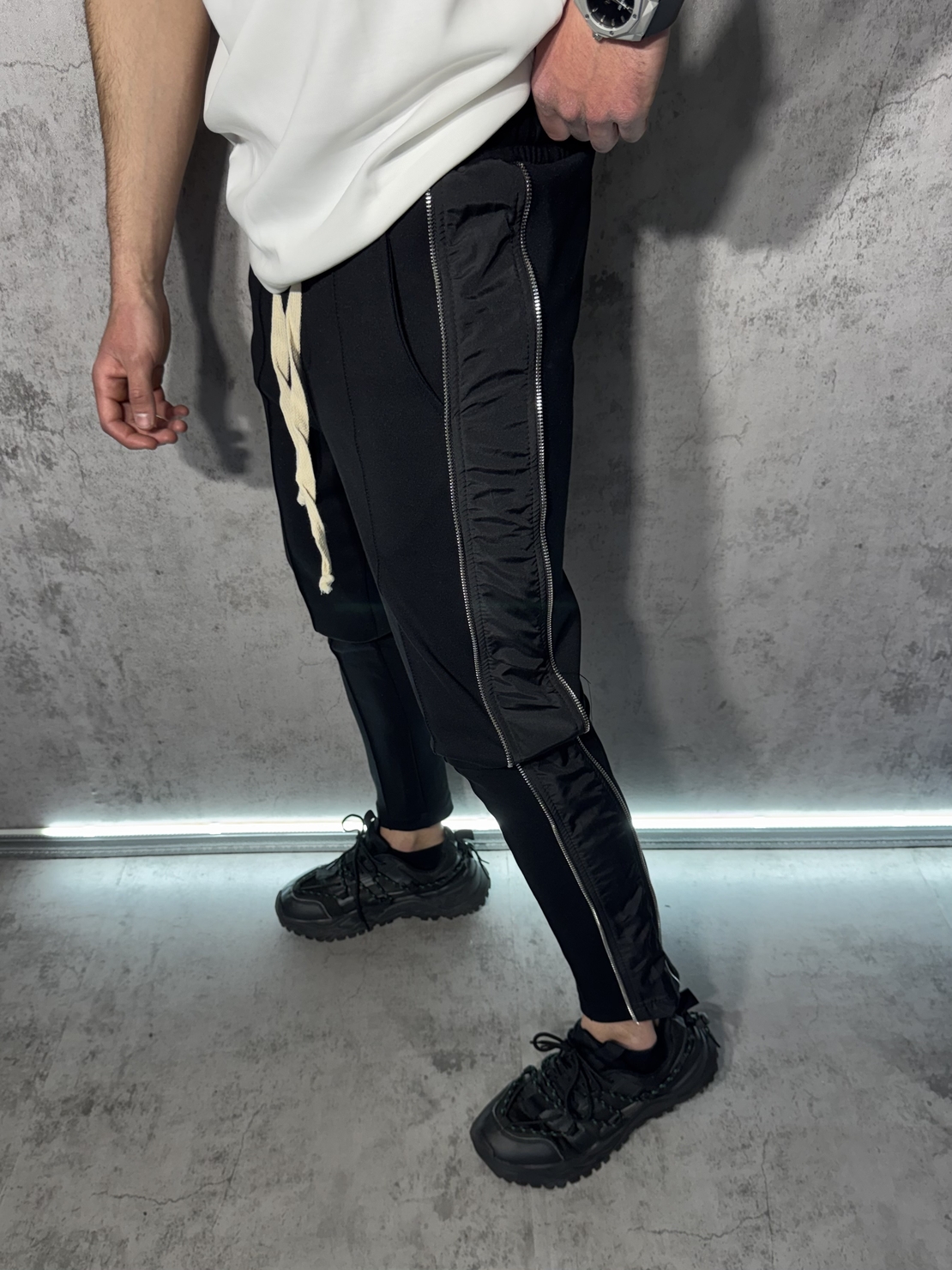 Спортно-Елегантен Панталон Slim Fit с Декоративни Ципове
