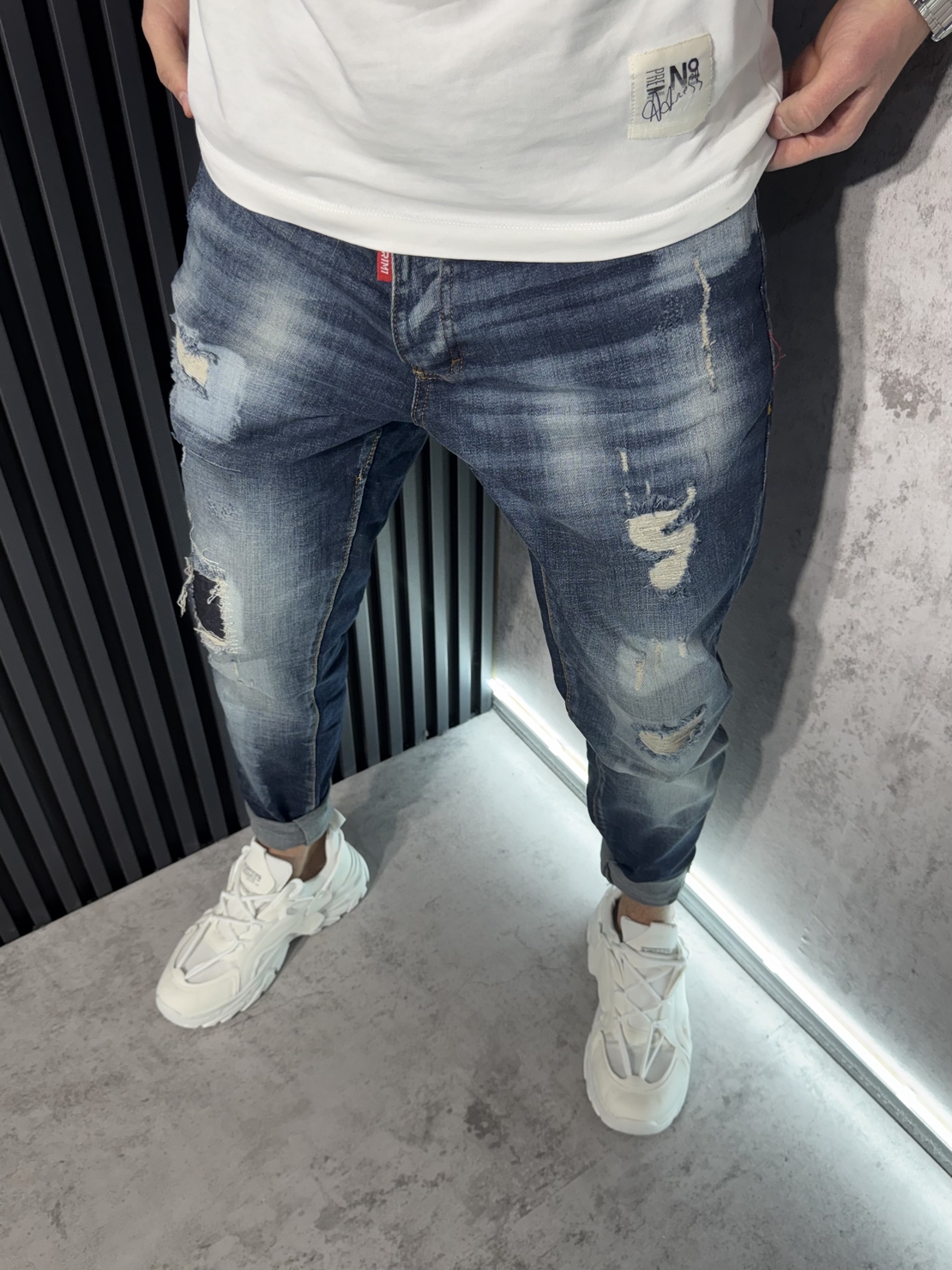 Мъжки Дънки в Синьо с Кръпки и Избелващ Ефект.