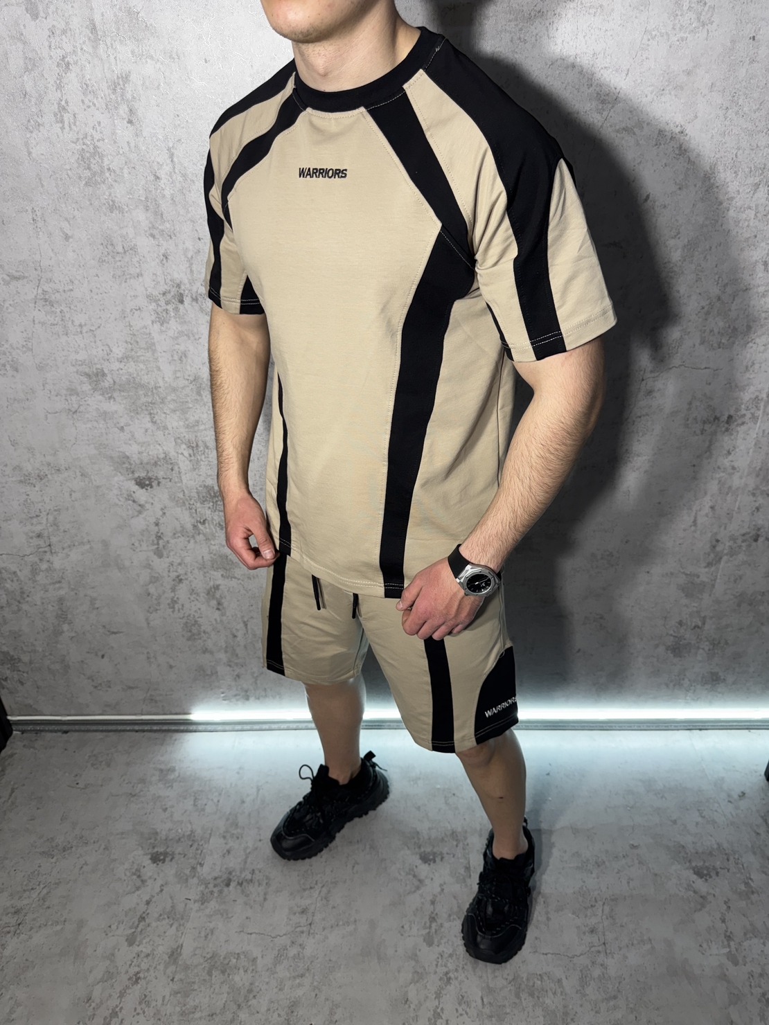 Къс Екип в Камелен Цвят с Черни Акценти