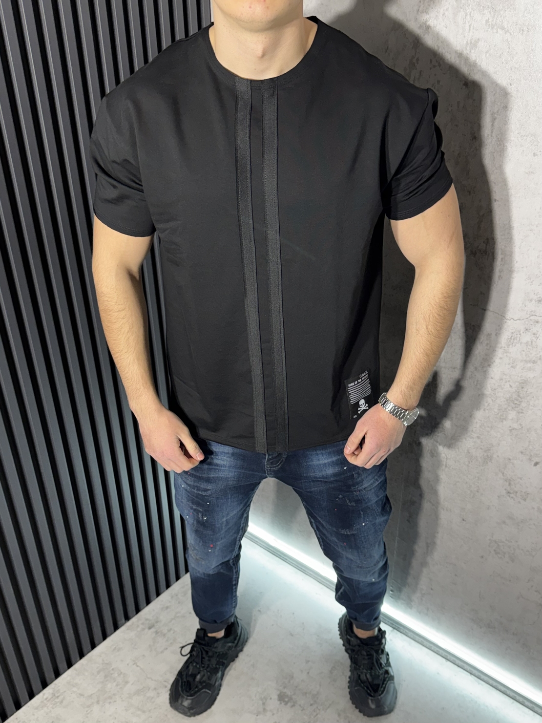 Тениска с Декоративни Кантове в Черно