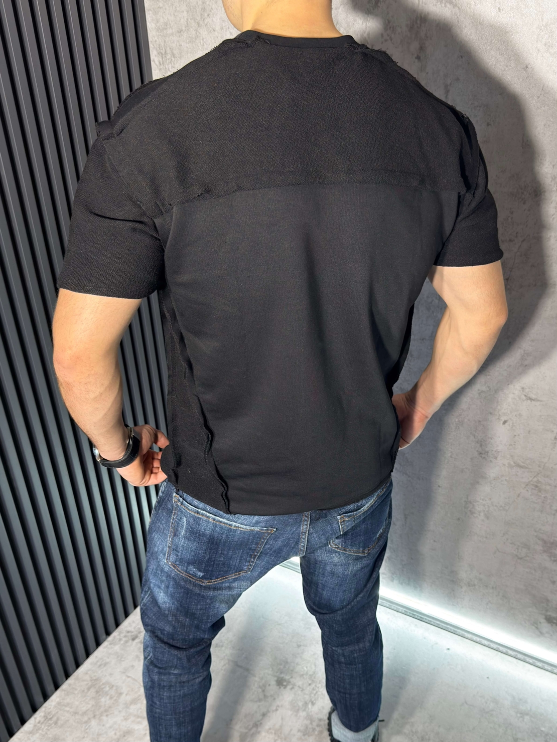 Тениска с Декоративни Шевове в Черно