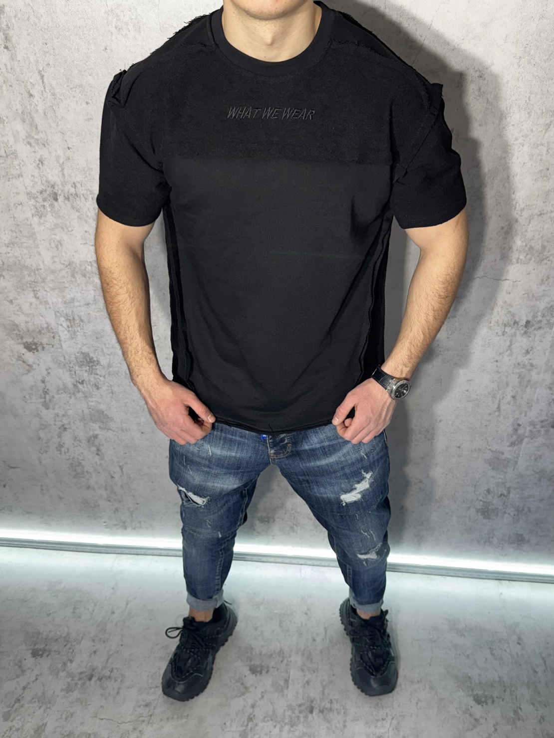 Тениска с Декоративни Шевове в Черно