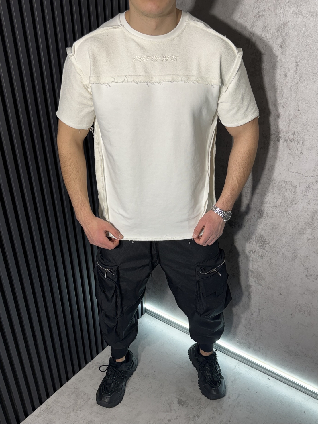 Тениска с Декоративни Шевове в Бяло