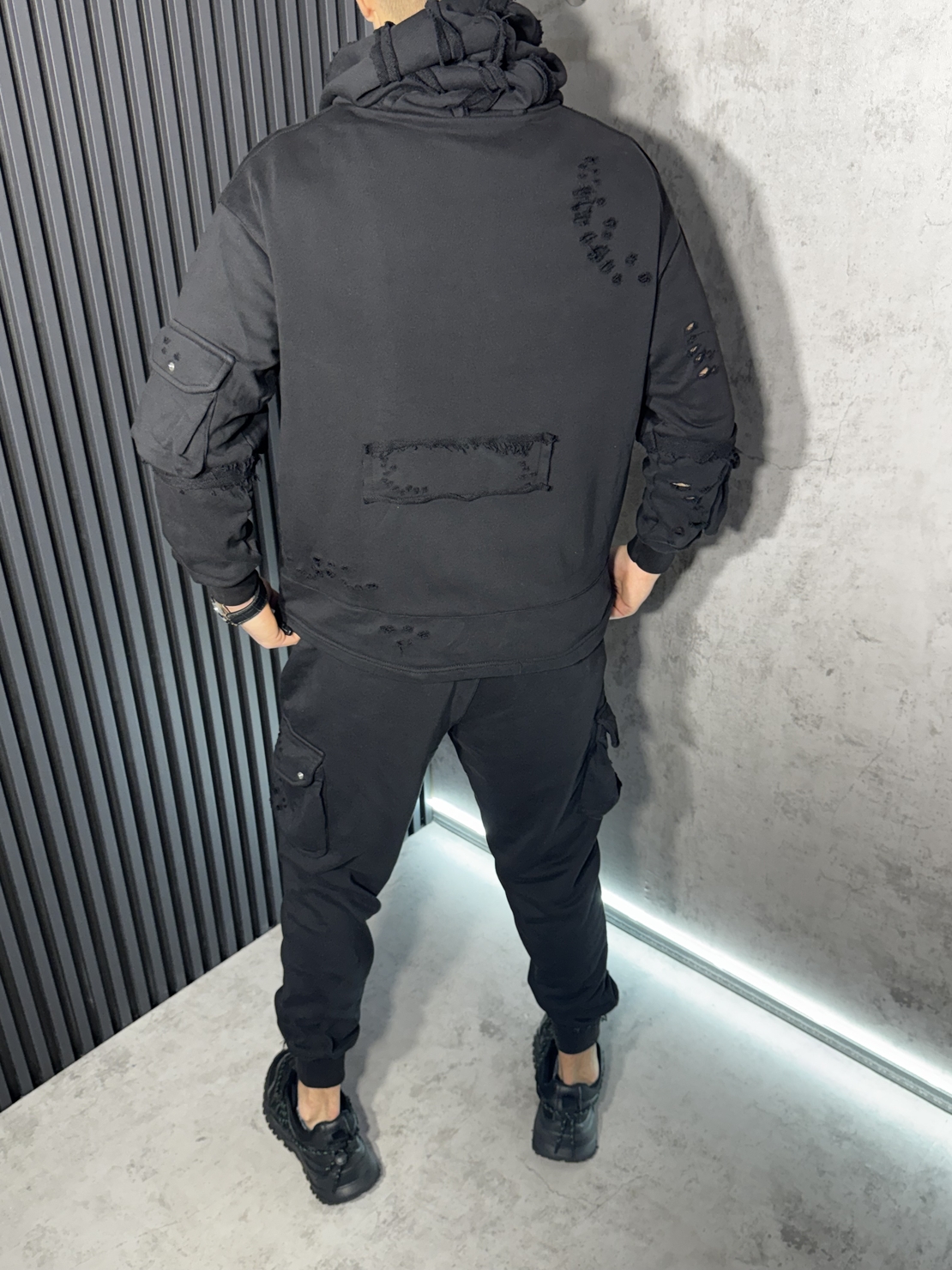 Мъжки Спортен Екип с Разкъсани Ефекти в Черно