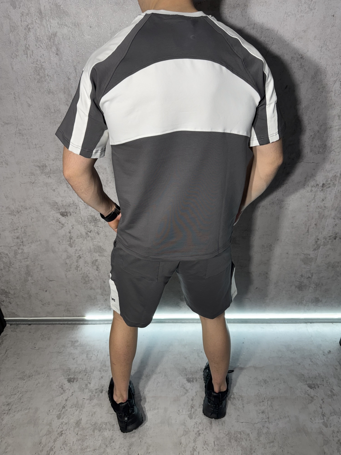 Къс Екип в Сив Цвят с Бели Акценти