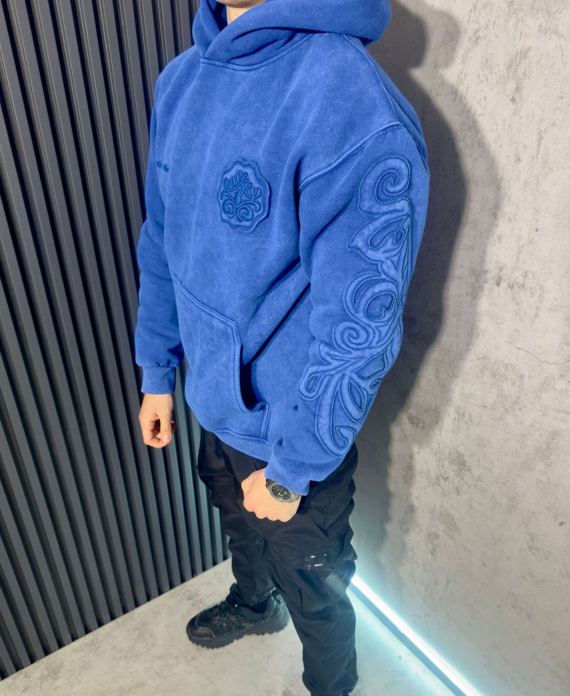 Ватиран Суичър с Бродирани Детайли