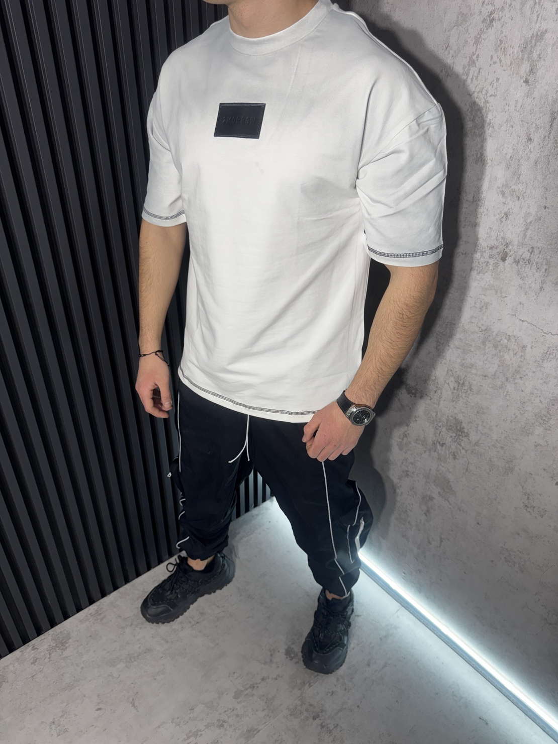 Тениска с Гумено Лого и Надпис