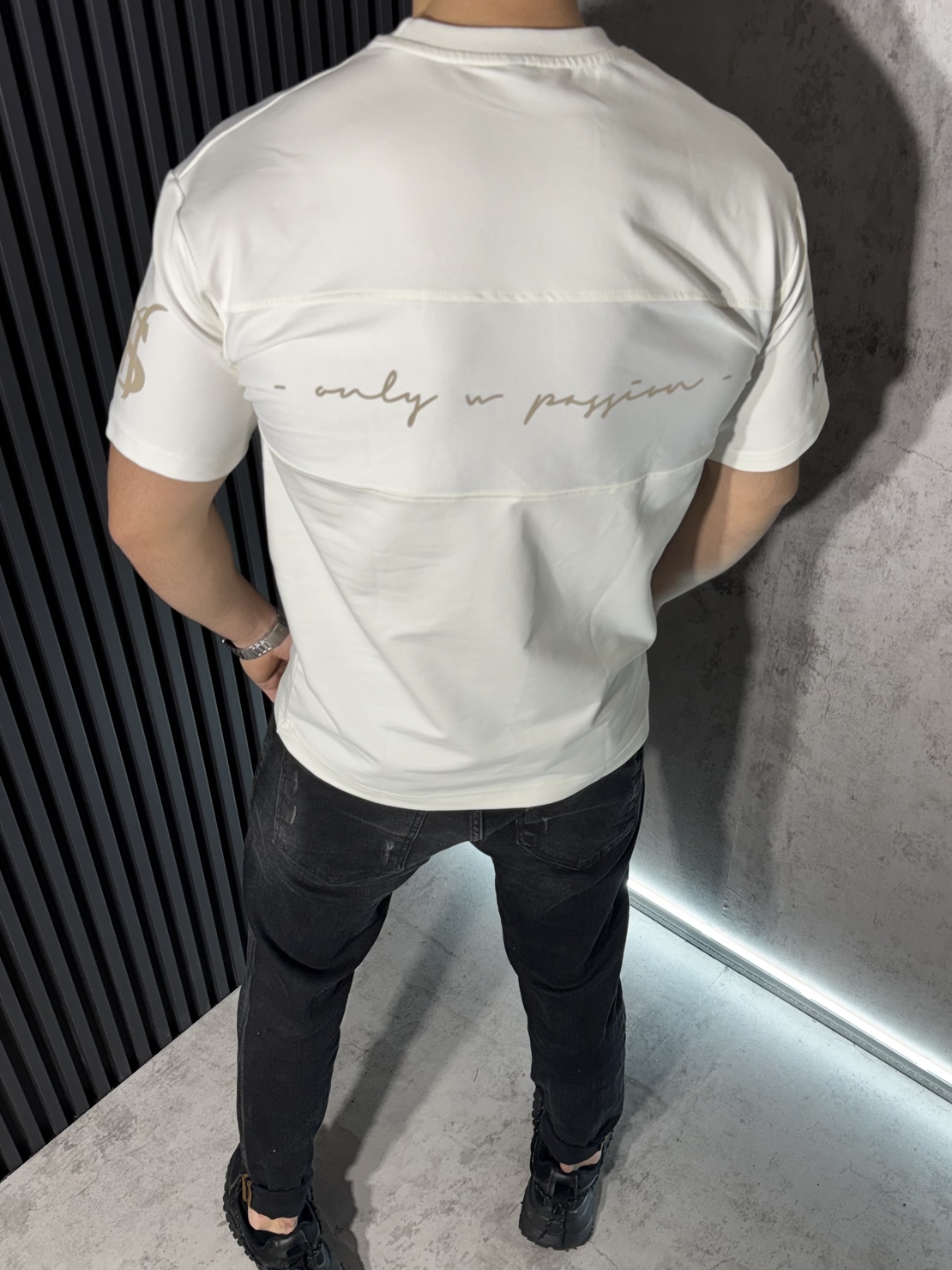 Тениска с Надписи в Бял Цвят