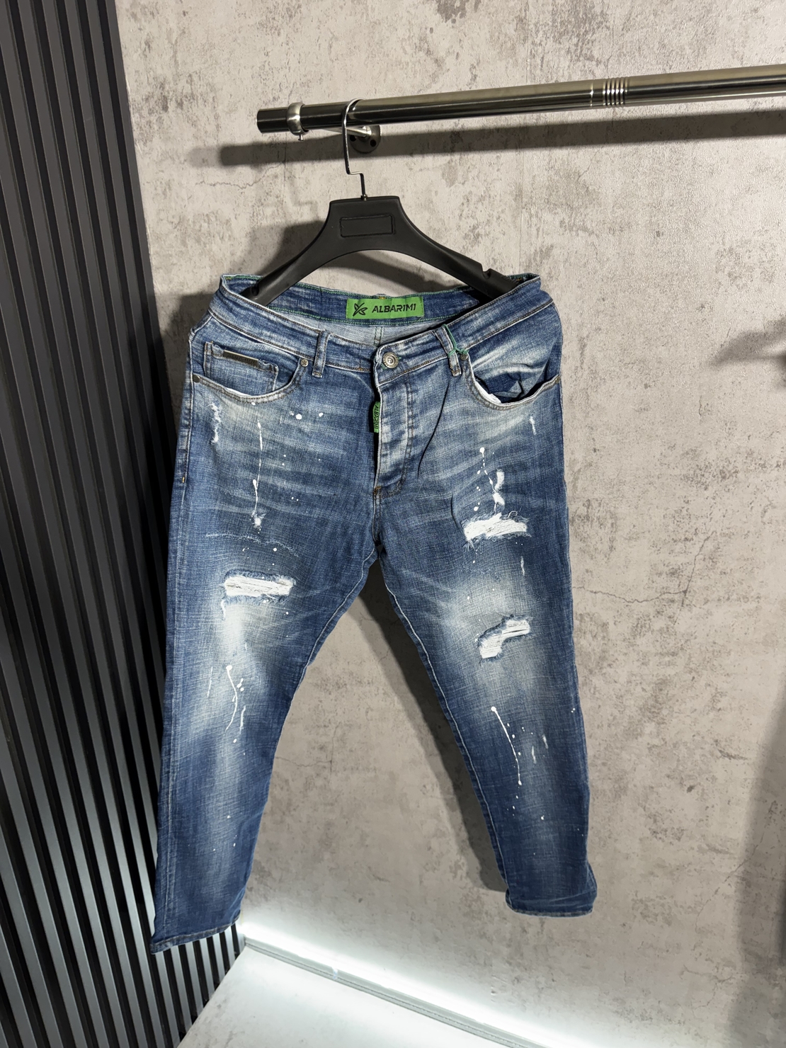 Мъжки Дънки в Светлосиньо с Пръски и Кръпки