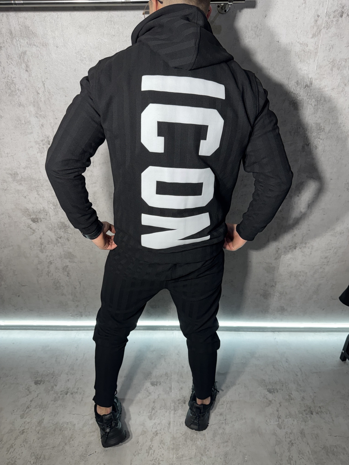 Спортен Екип в Черно с Надпис