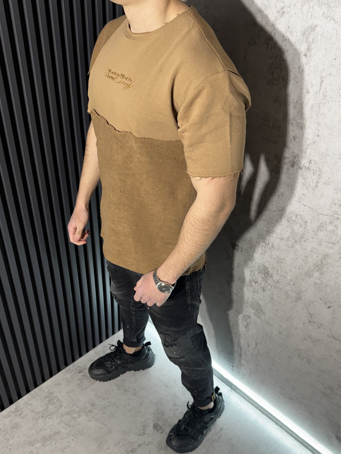 Тениска с Открити Шевове в Кафяв Цвят