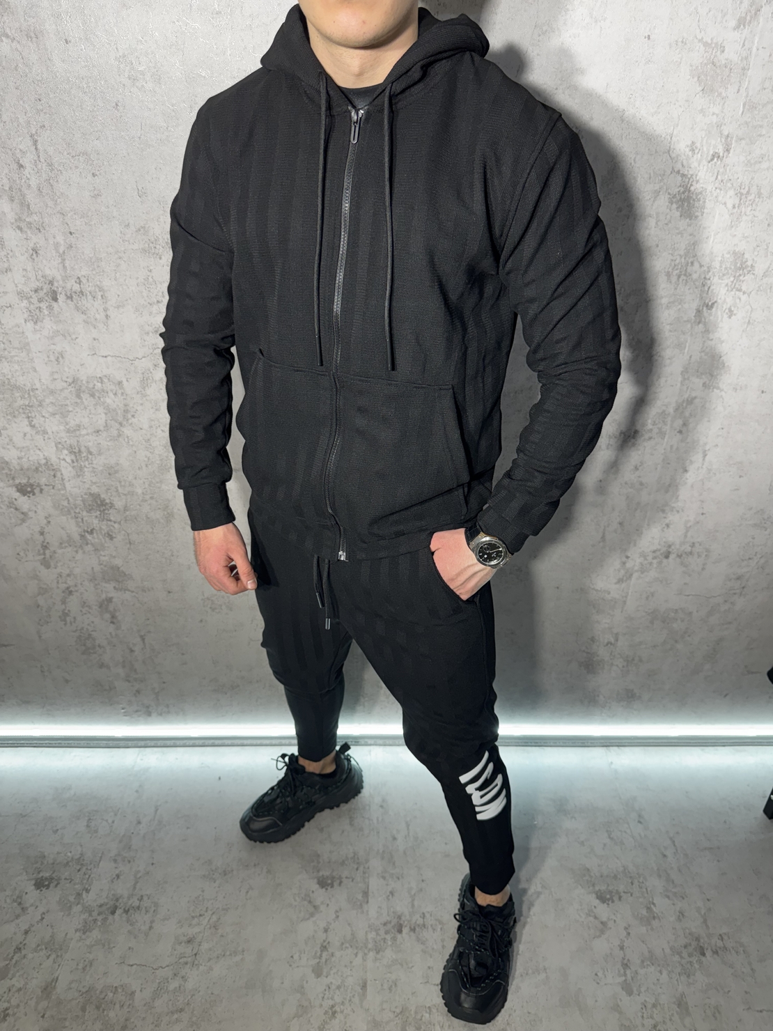 Спортен Екип в Черно с Надпис