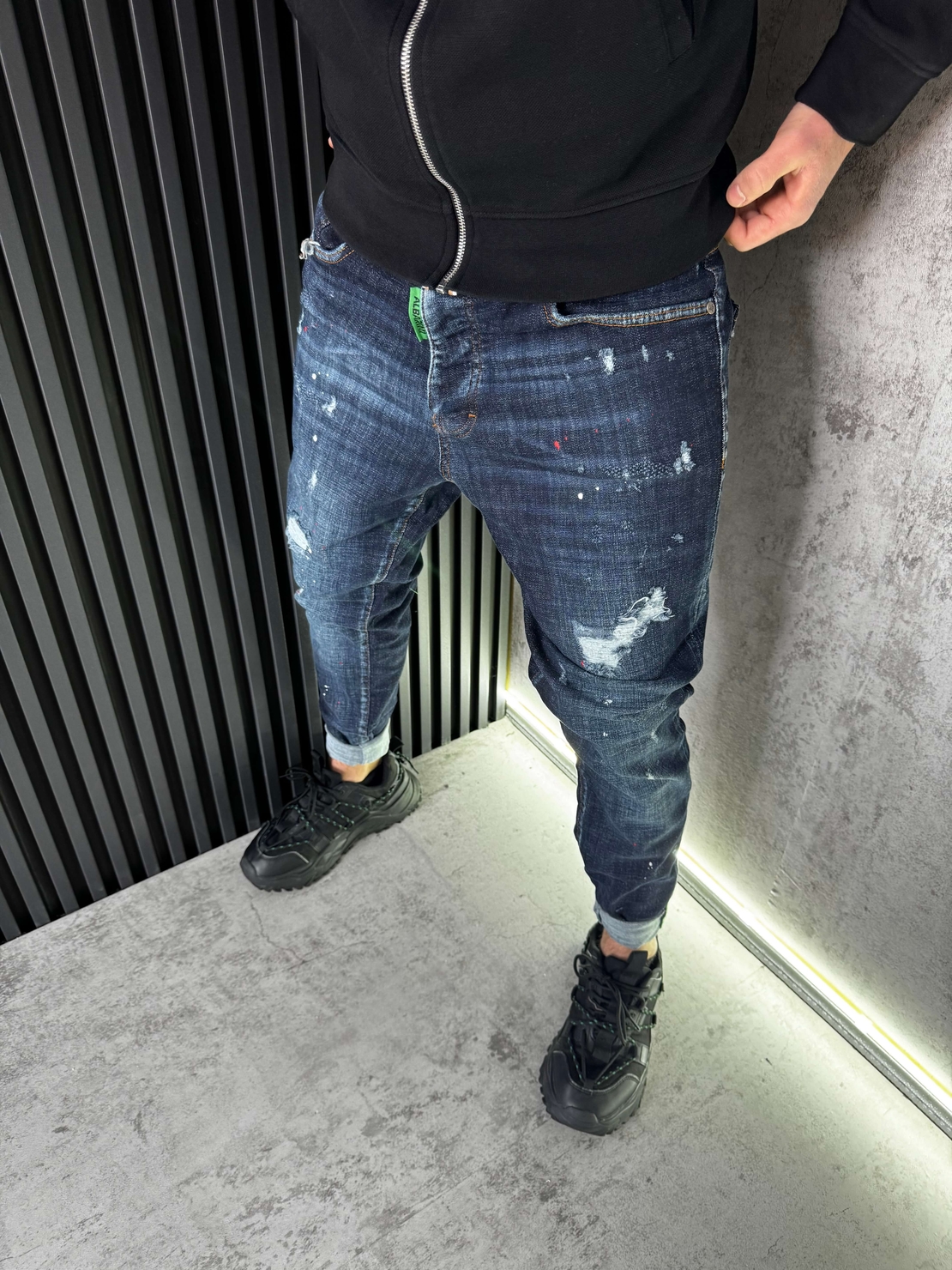 Мъжки Дънки Тъмносини с Кръпки 070