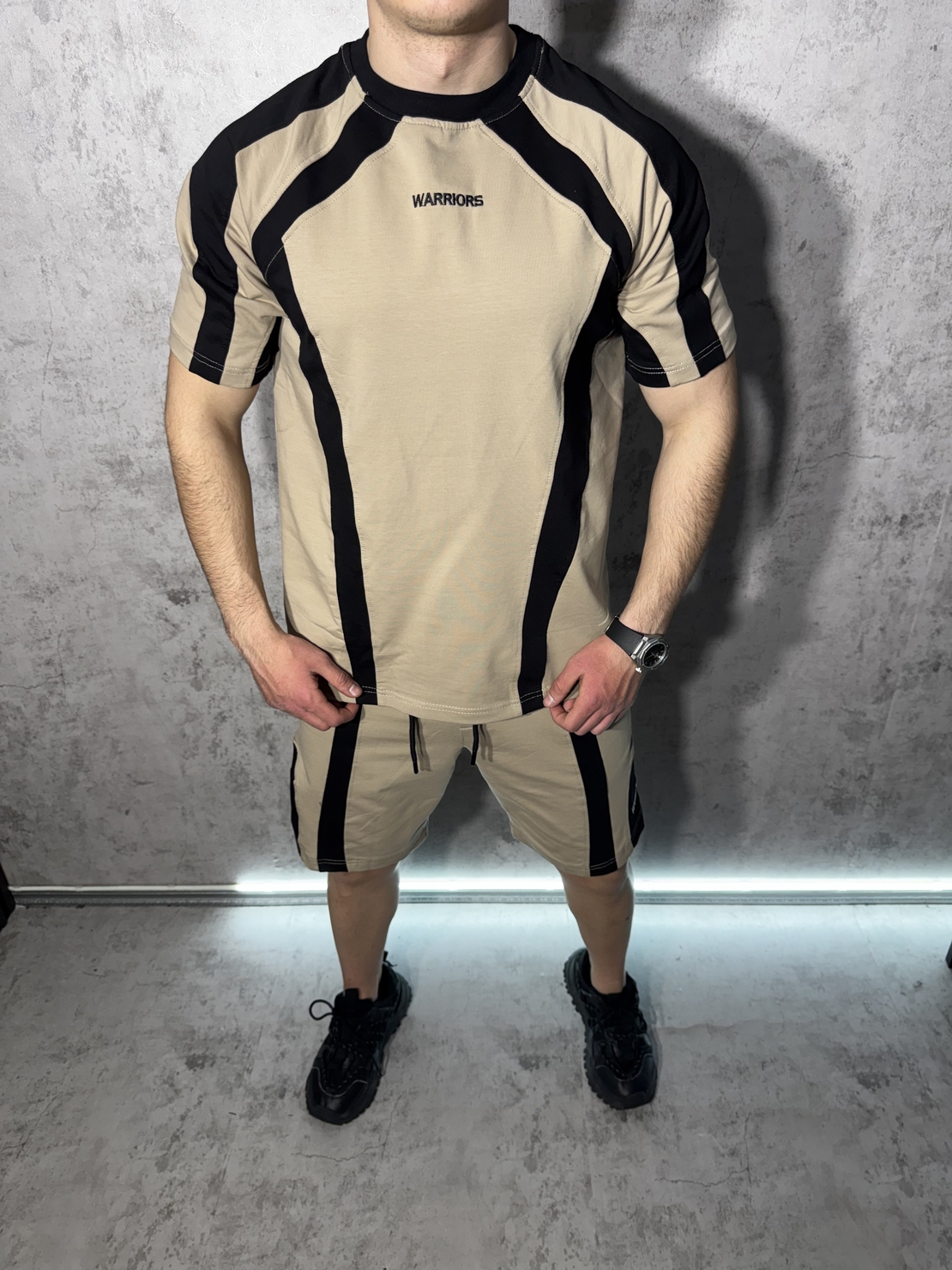 Къс Екип в Камелен Цвят с Черни Акценти