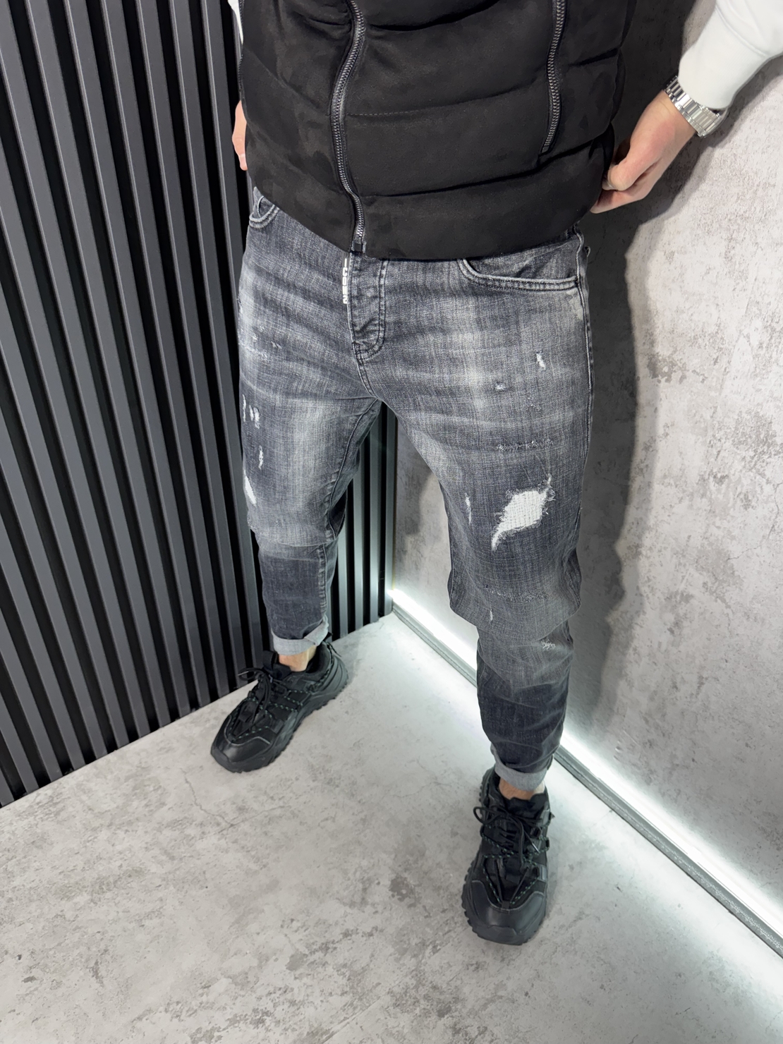 Мъжки Дънки Тъмносиви с Кръпки и Избелващ Ефект 534