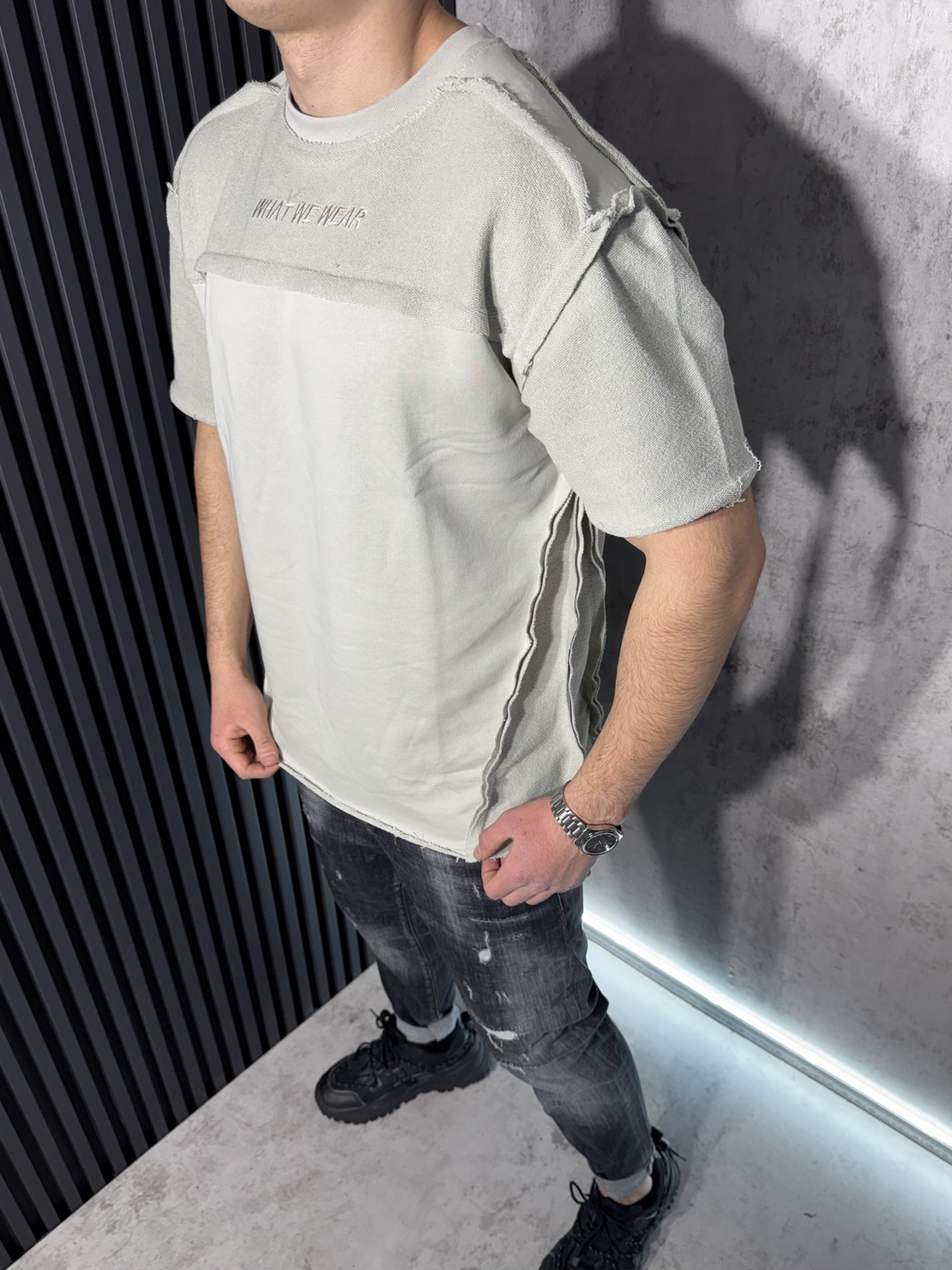 Тениска с Декоративни Шевове в Сиво