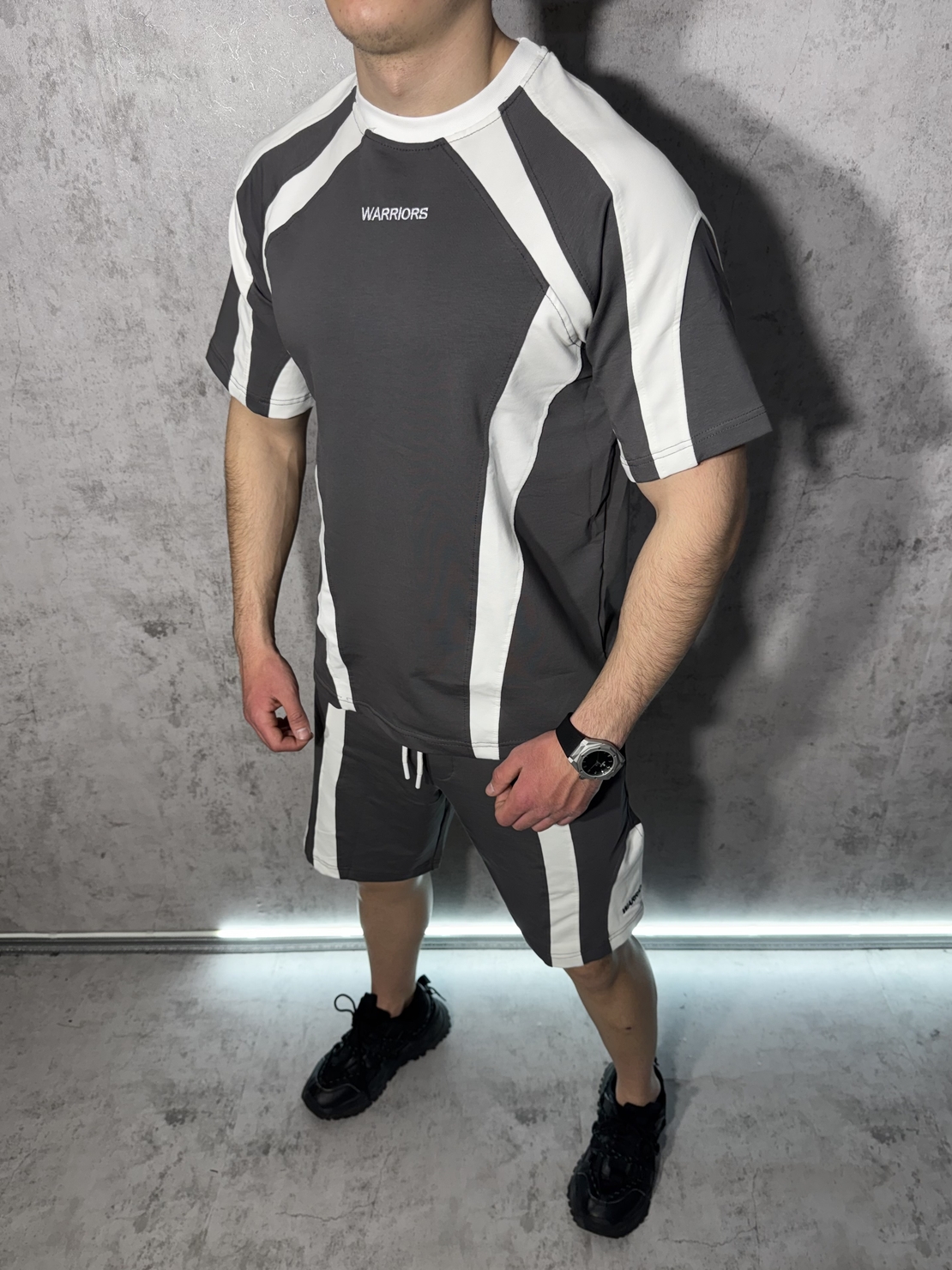 Къс Екип в Сив Цвят с Бели Акценти