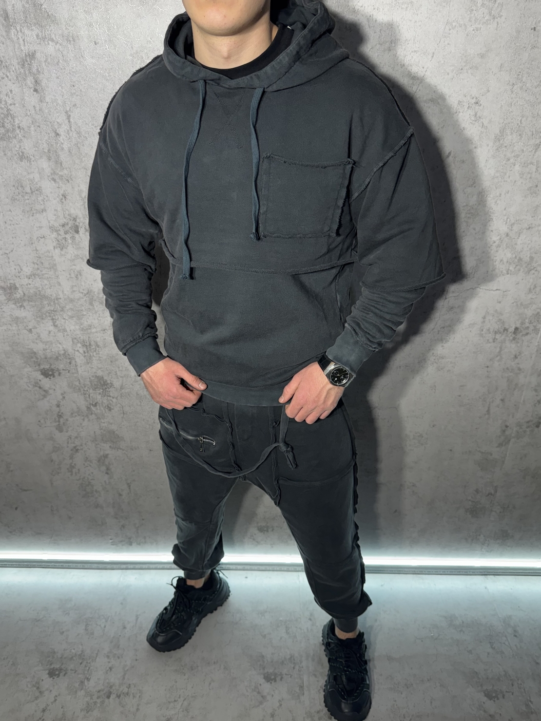 Спортен Екип с Открити Шевове и Модерен Дизайн