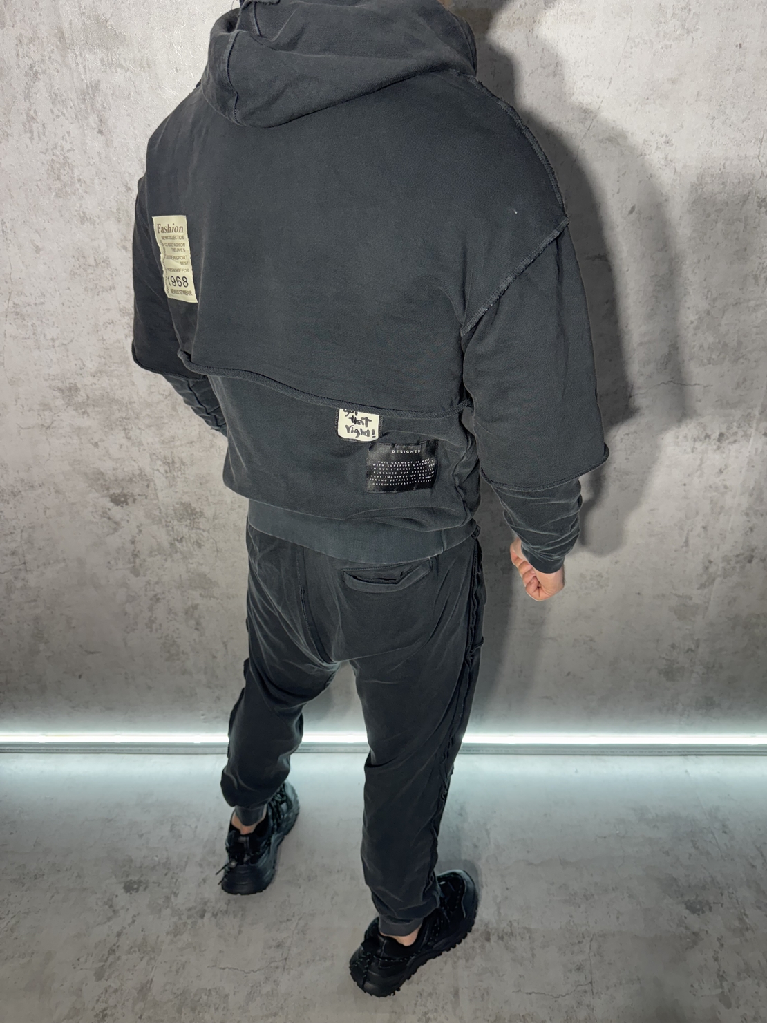 Спортен Екип с Открити Шевове и Модерен Дизайн