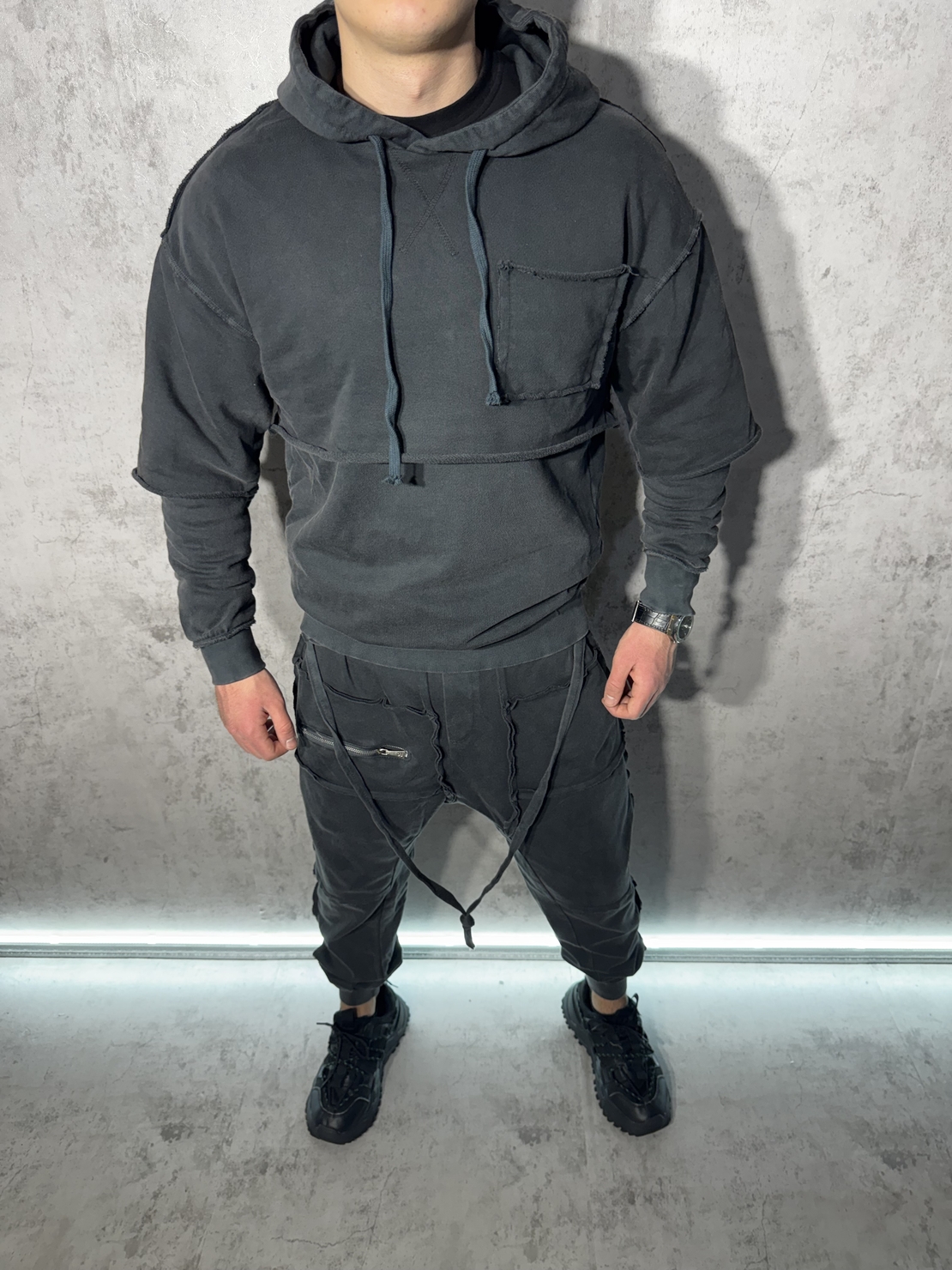 Спортен Екип с Открити Шевове и Модерен Дизайн