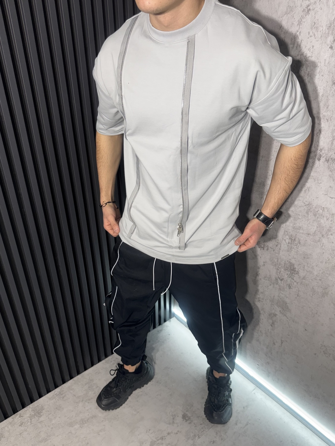 Тениска с Декоративни Ципове