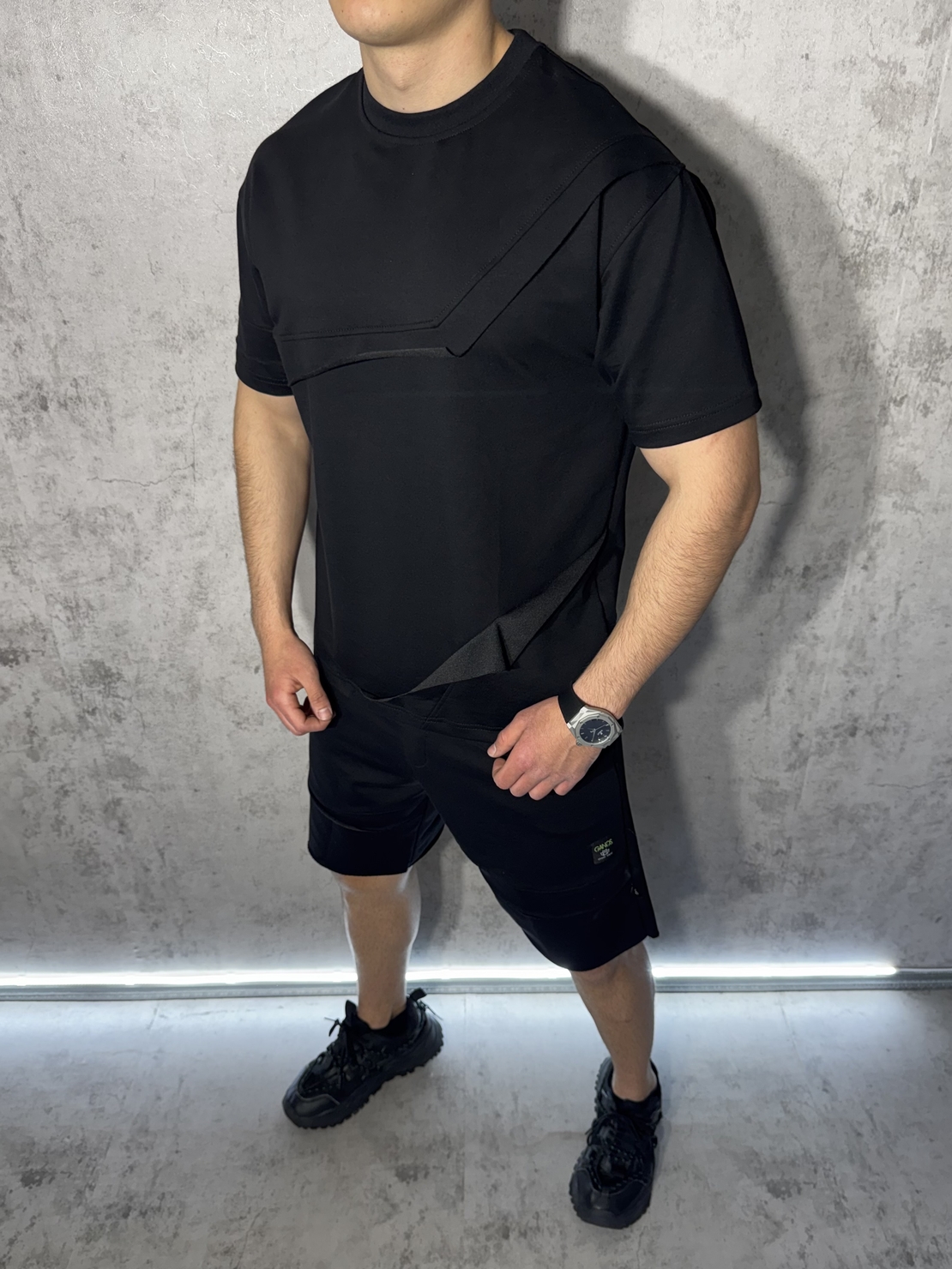 Къс Екип с Нестандартен Дизайн в Черен Цвят