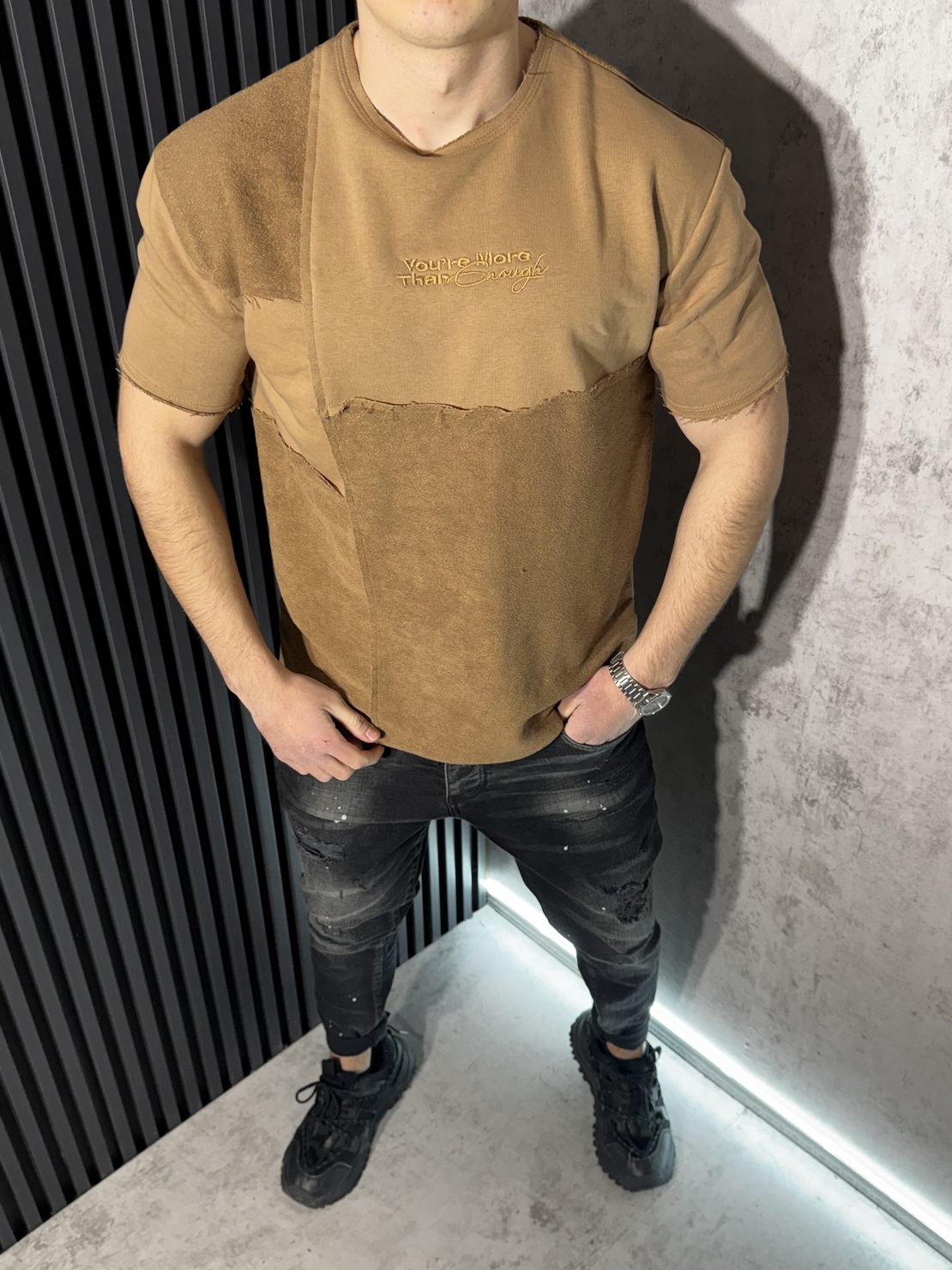 Тениска с Открити Шевове в Кафяв Цвят