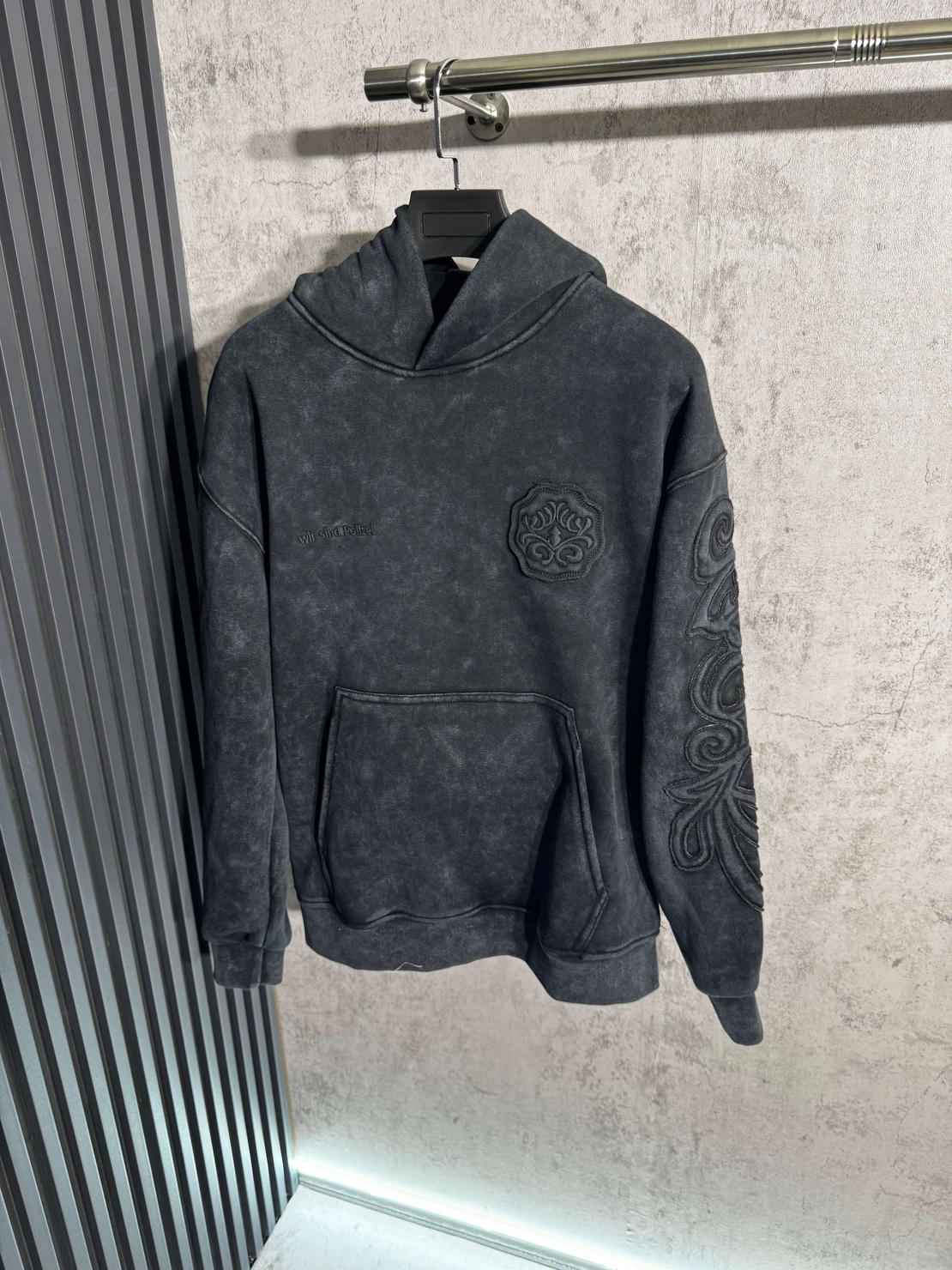 Ватиран Суичър с Бродирани Детайли