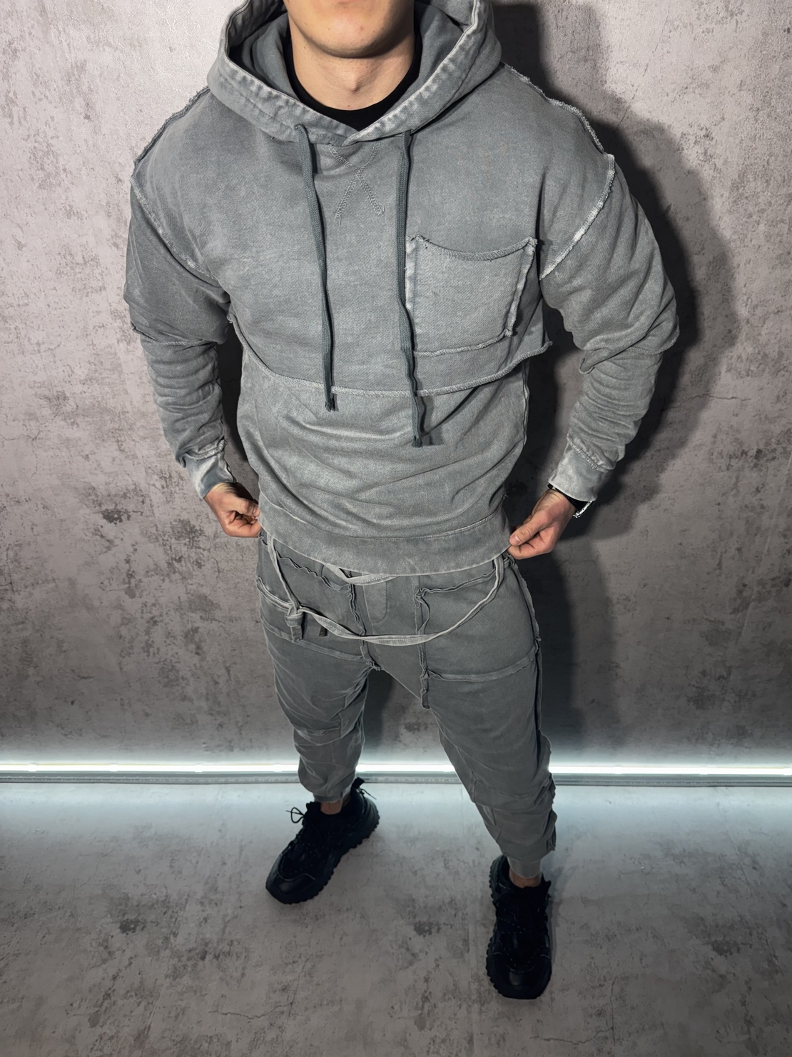 Спортен Екип с Открити Шевове и Модерен Дизайн