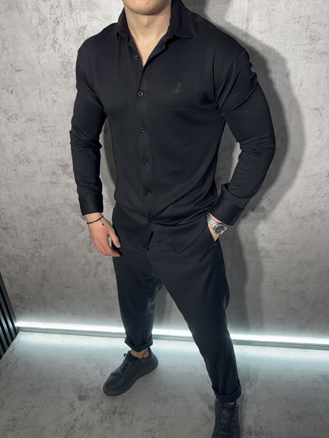 Спортно-Елегантна Риза с Вталена Кройка в Черно