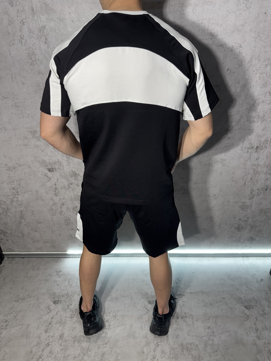 Къс Екип в Черен Цвят с Бели Акценти