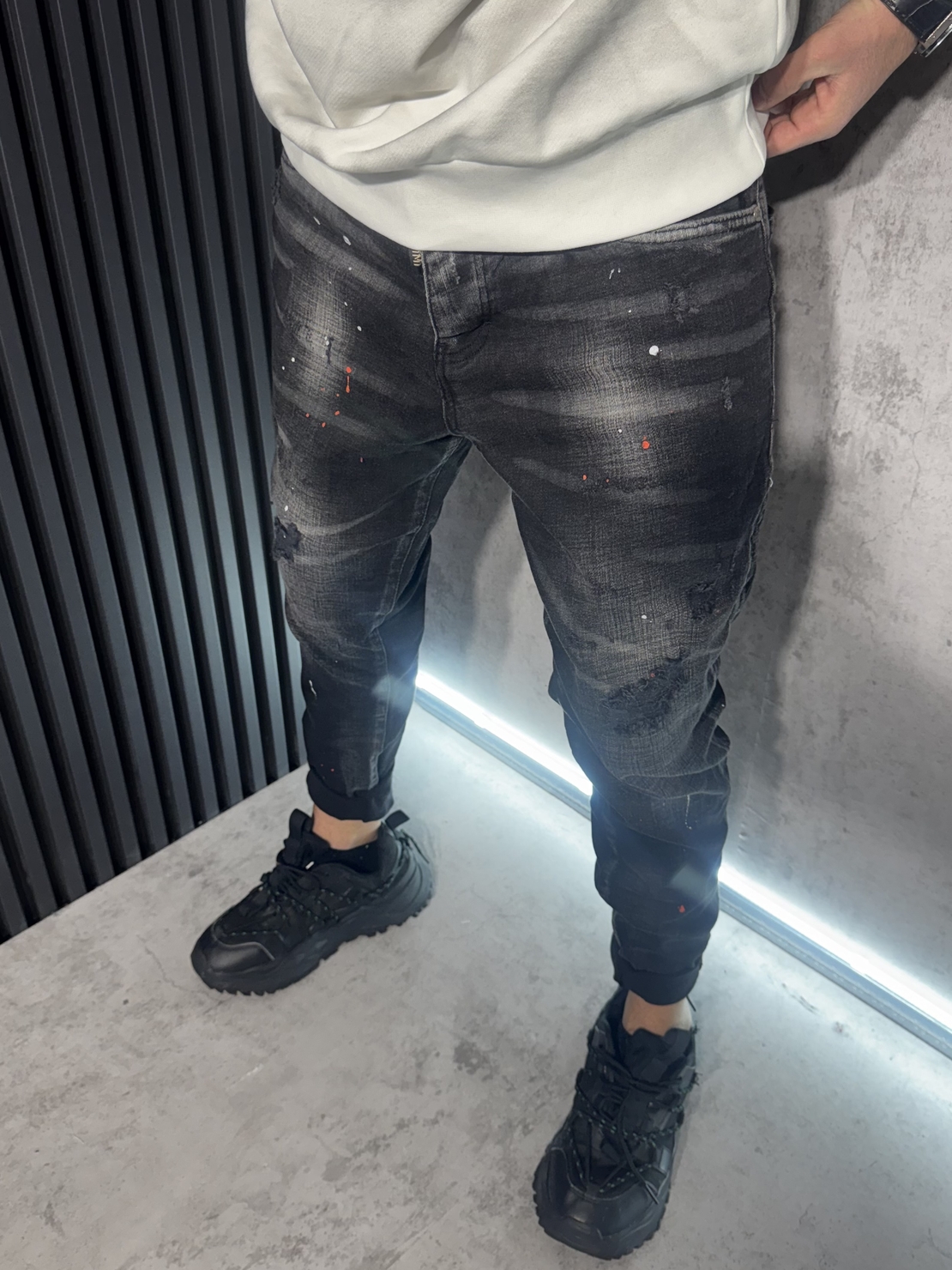 Мъжки Дънки в Черно с Кръпки и Бели и Червени пръски