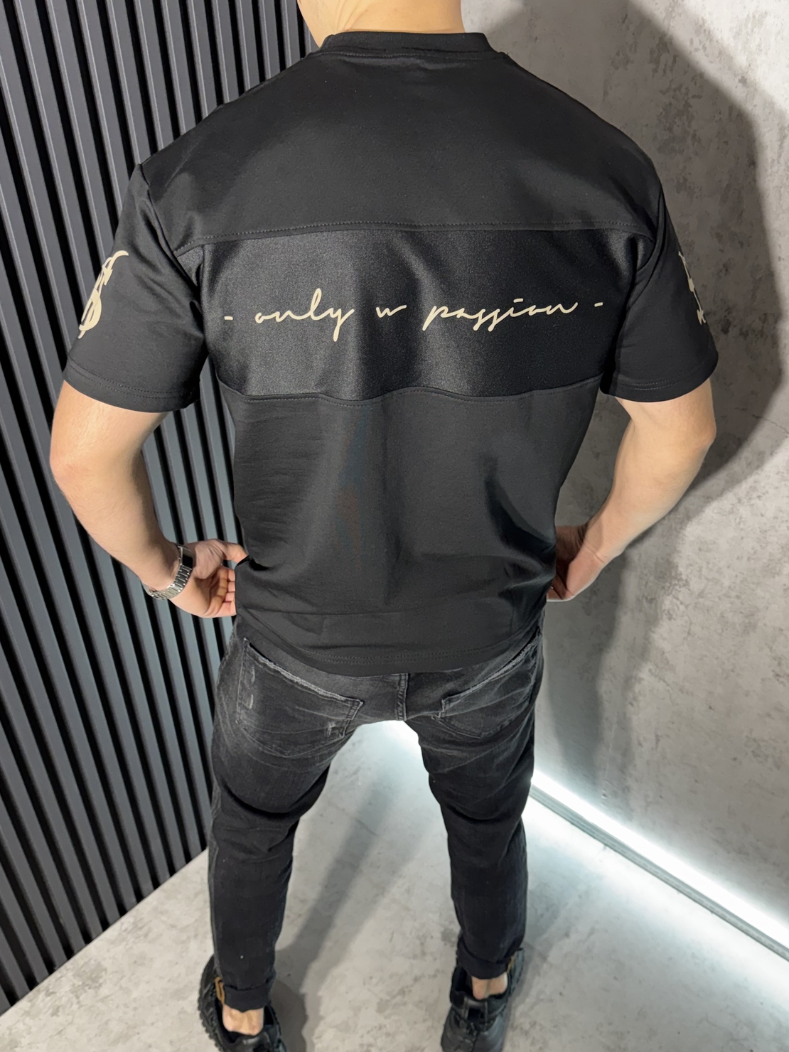 Тениска с Надписи в Черен Цвят