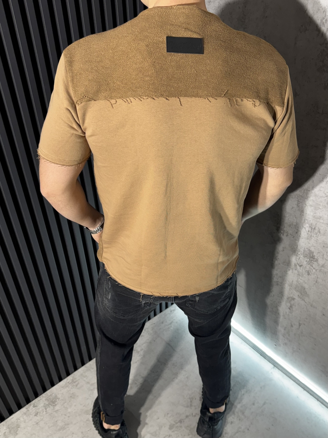 Тениска с Открити Шевове в Кафяв Цвят