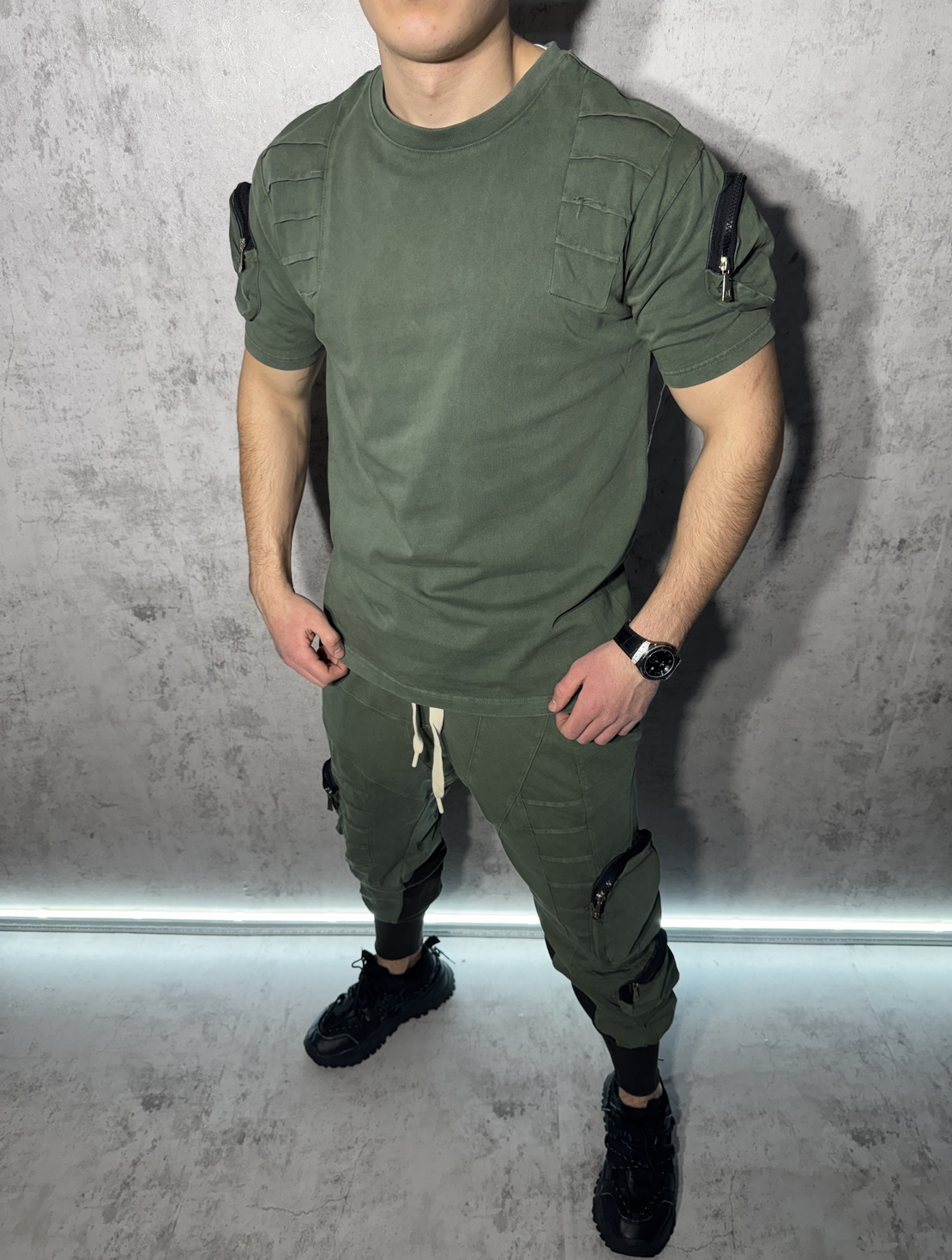 Спортен Екип с Релефни Детайли и Модерен Дизайн