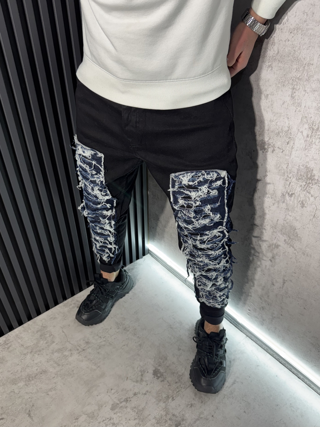 Мъжки Дънки с Декоративни Разкъсани Панели в Черно 7368