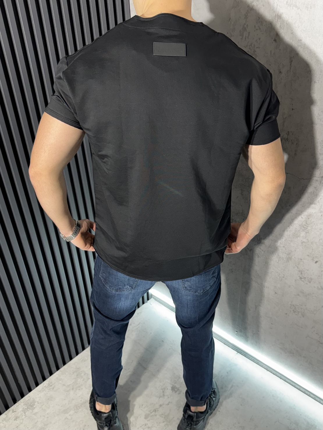 Тениска с Декоративни Кантове в Черно