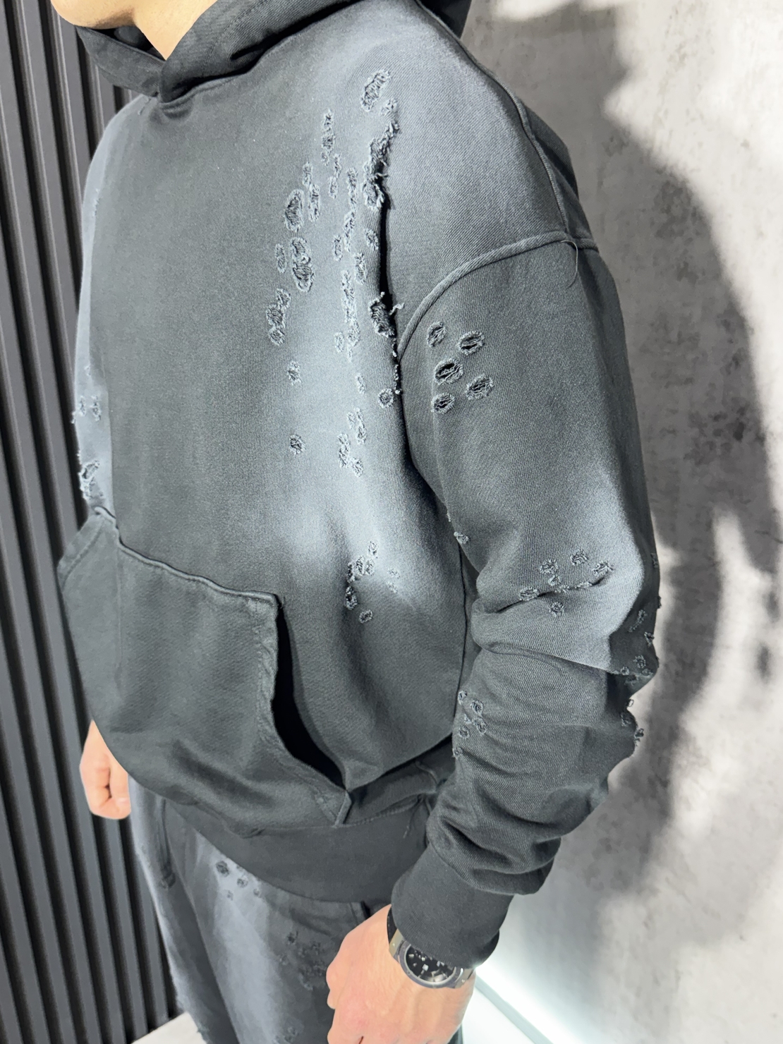 Спортен Екип с Разкъсан Ефект