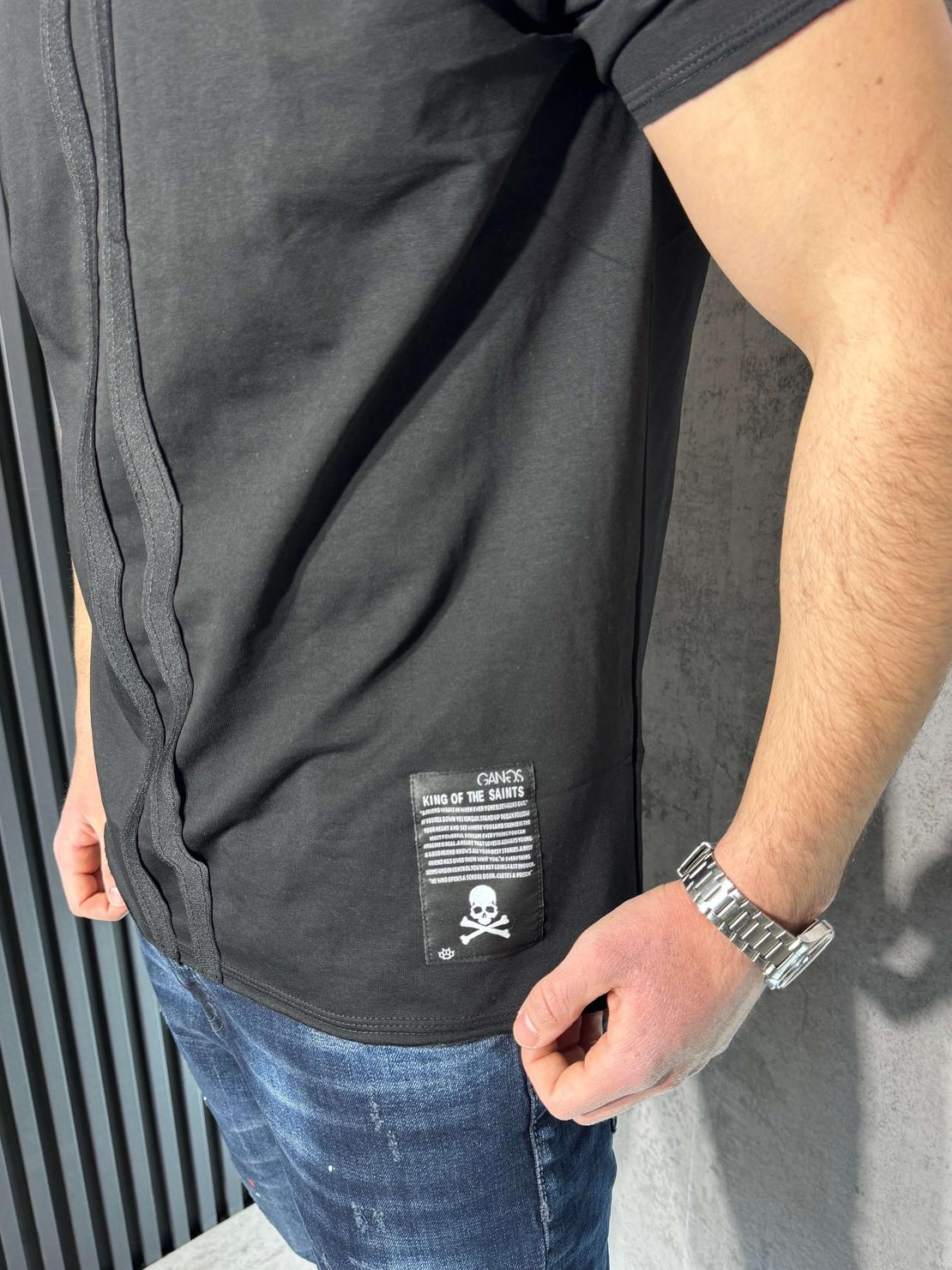 Тениска с Декоративни Кантове в Черно