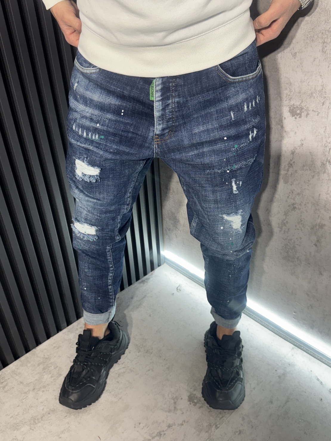 Мъжки Дънки в Тъмносиньо с Кръпки и Пръски